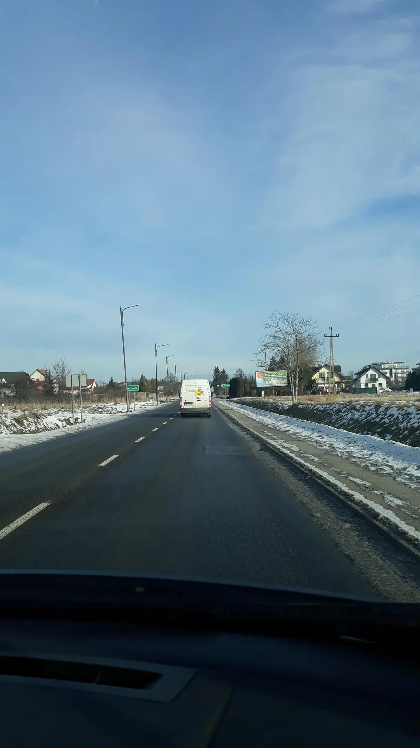 Ten nawiedziony kur**asz wyjechał mi tuż przed maskę z marketu DINO na Siesławicach po to, aby za 150 m skręcić. Wymusza pierwszeństwo przejazdu i nie reaguje na sygnał dźwiękowy! Zdjęcie zrobione przez pasażera.