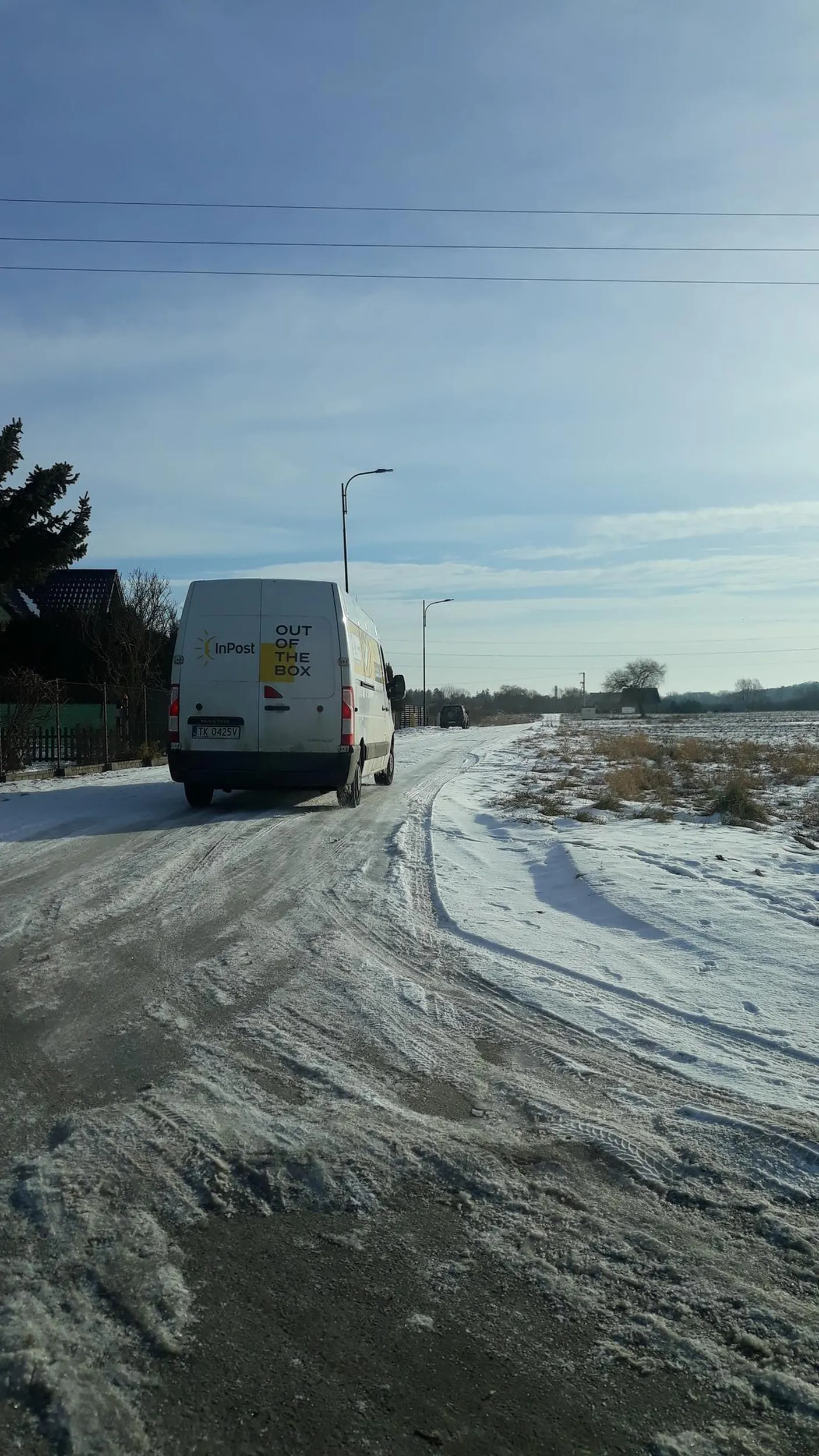 Ten nawiedziony kur**asz wyjechał mi tuż przed maskę z marketu DINO na Siesławicach po to, aby za 150 m skręcić. Wymusza pierwszeństwo przejazdu i nie reaguje na sygnał dźwiękowy! Zdjęcie zrobione przez pasażera.