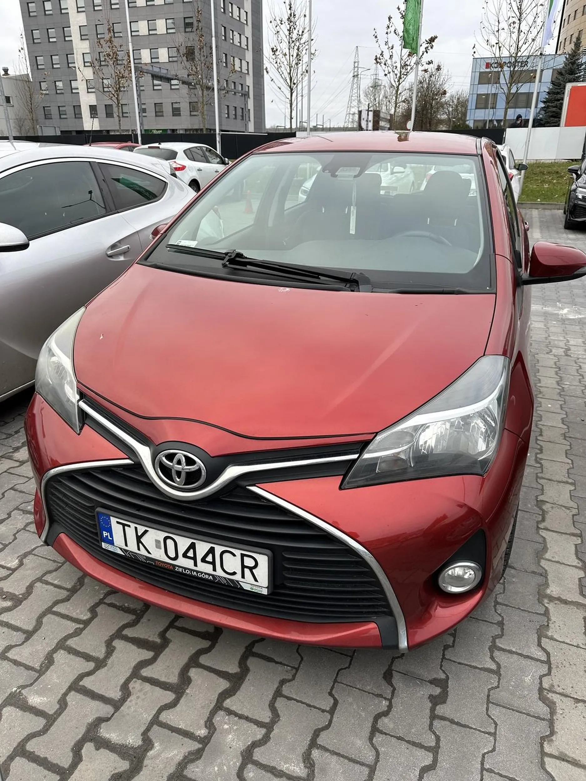 Właściciel auta nie potrafi czytać i parkuje na nie swoim miejscu.