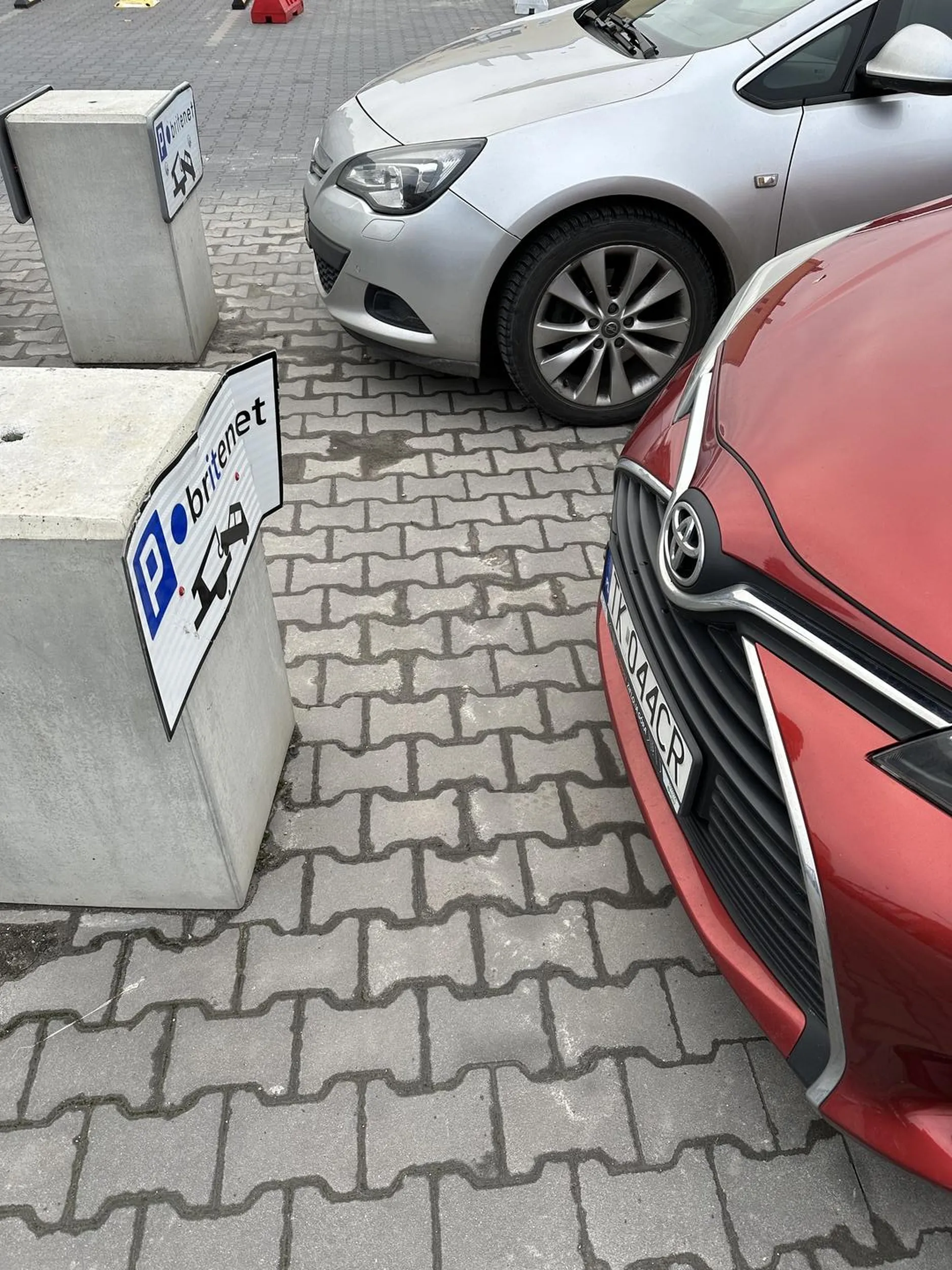 Właściciel auta nie potrafi czytać i parkuje na nie swoim miejscu.