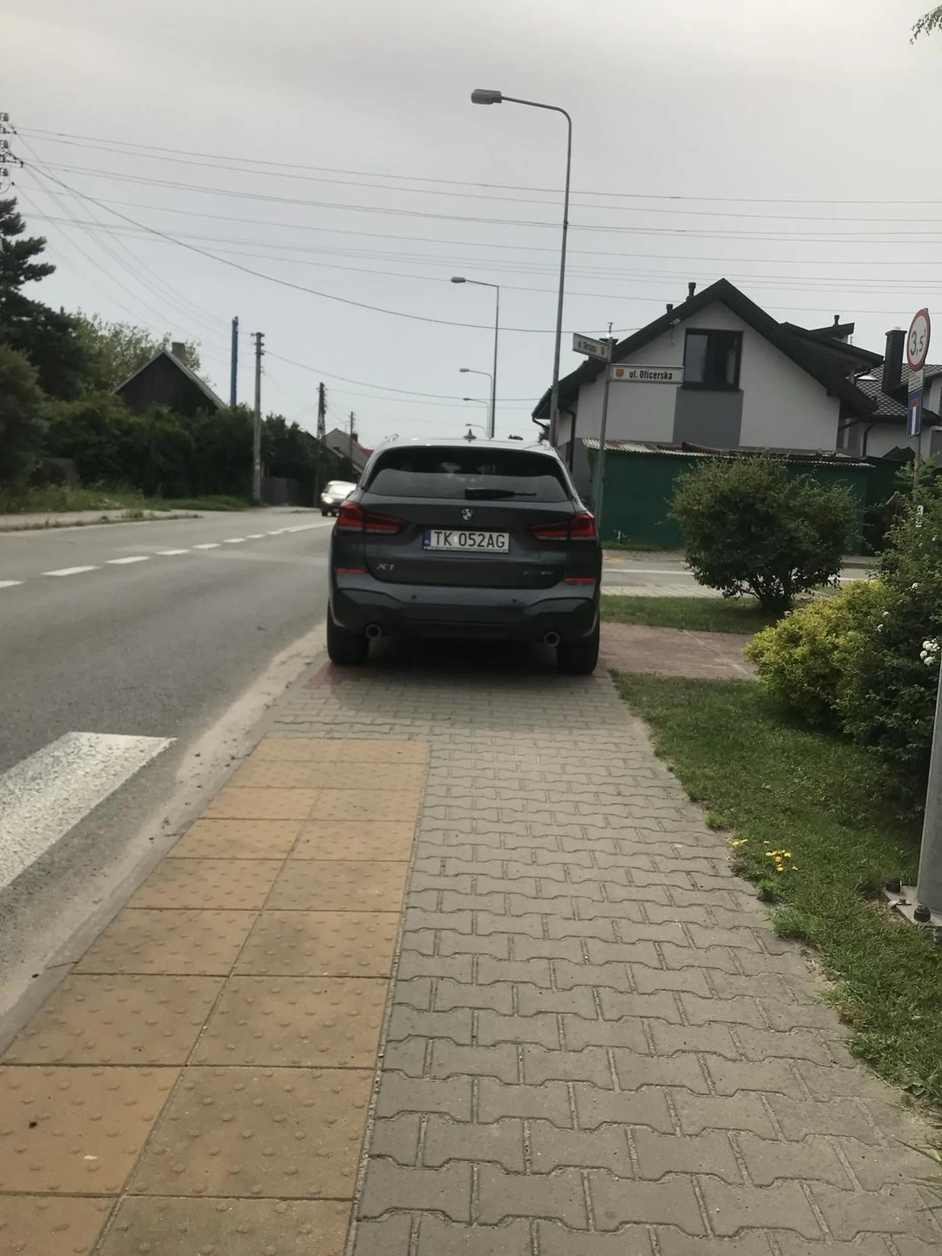 Kierowca nie wie ze trzeba zostawić 1.5 m miejsca na chodniku i że nie można parkować tak blisko pasów