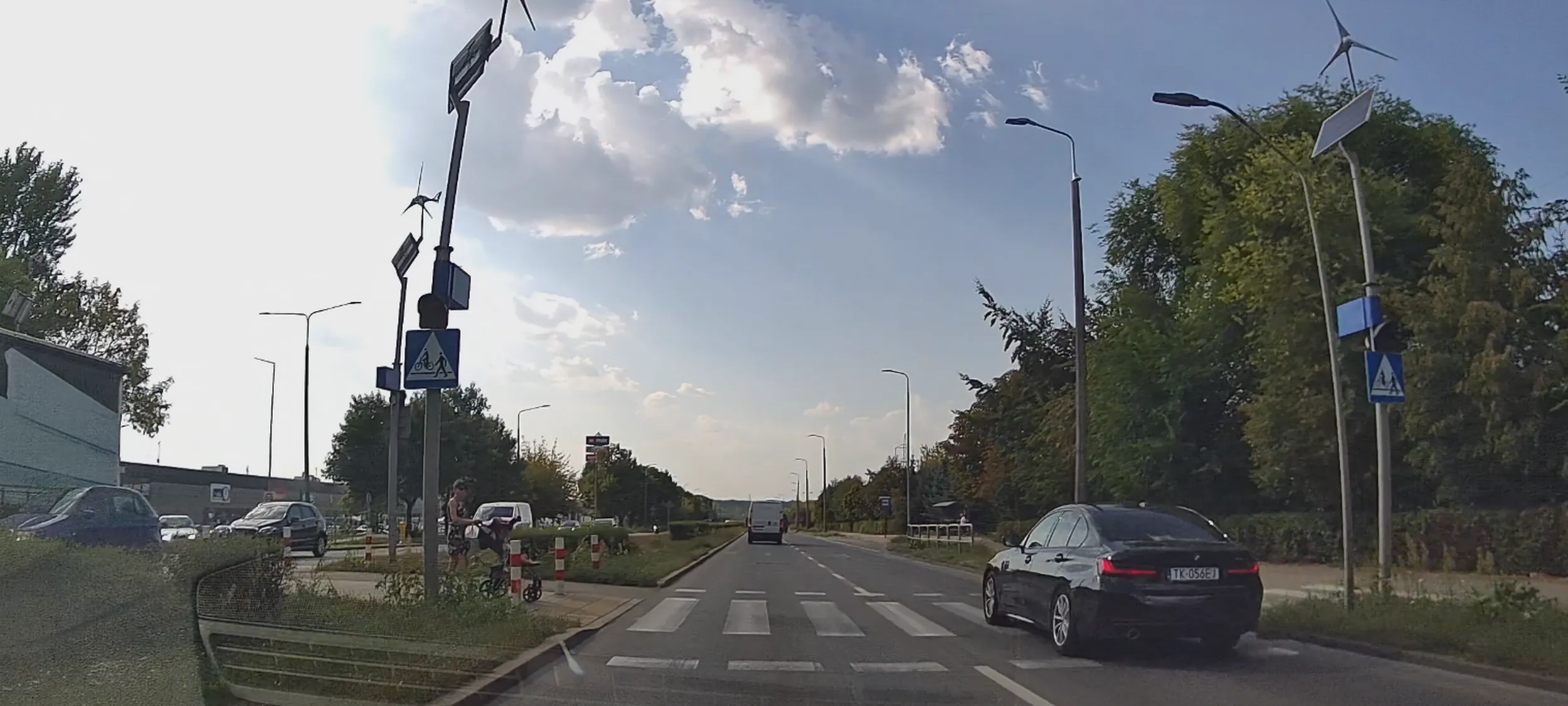 przed pasami Panie hamuj, jak auta na pasie obok stoją...  przechodziła kobieta z wózkiem i dzieckiem..