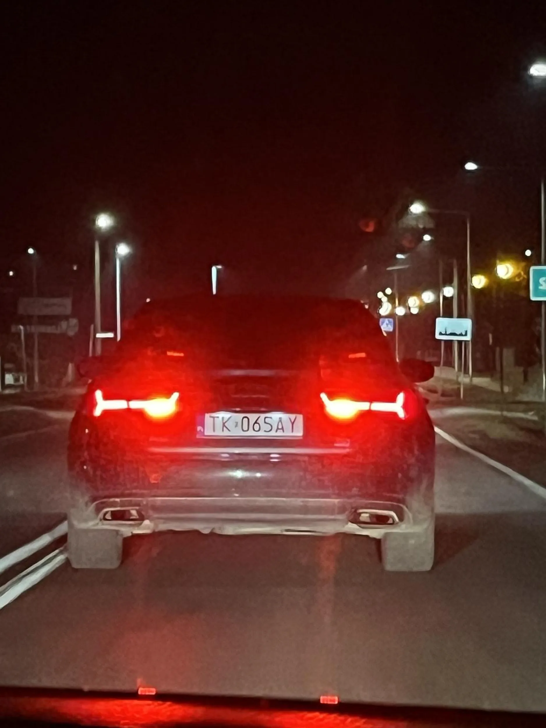 Chciałbym zwrócić uwagę, że światła przeciwmgielne są przeznaczone do używania w warunkach ograniczonej widoczności, jak np. mgła. W dobrych warunkach pogodowych ich użycie może oślepiać innych kierowców, co wpływa na bezpieczeństwo na drodze. Proszę o rozważenie tego w przyszłości. Dziękuję!