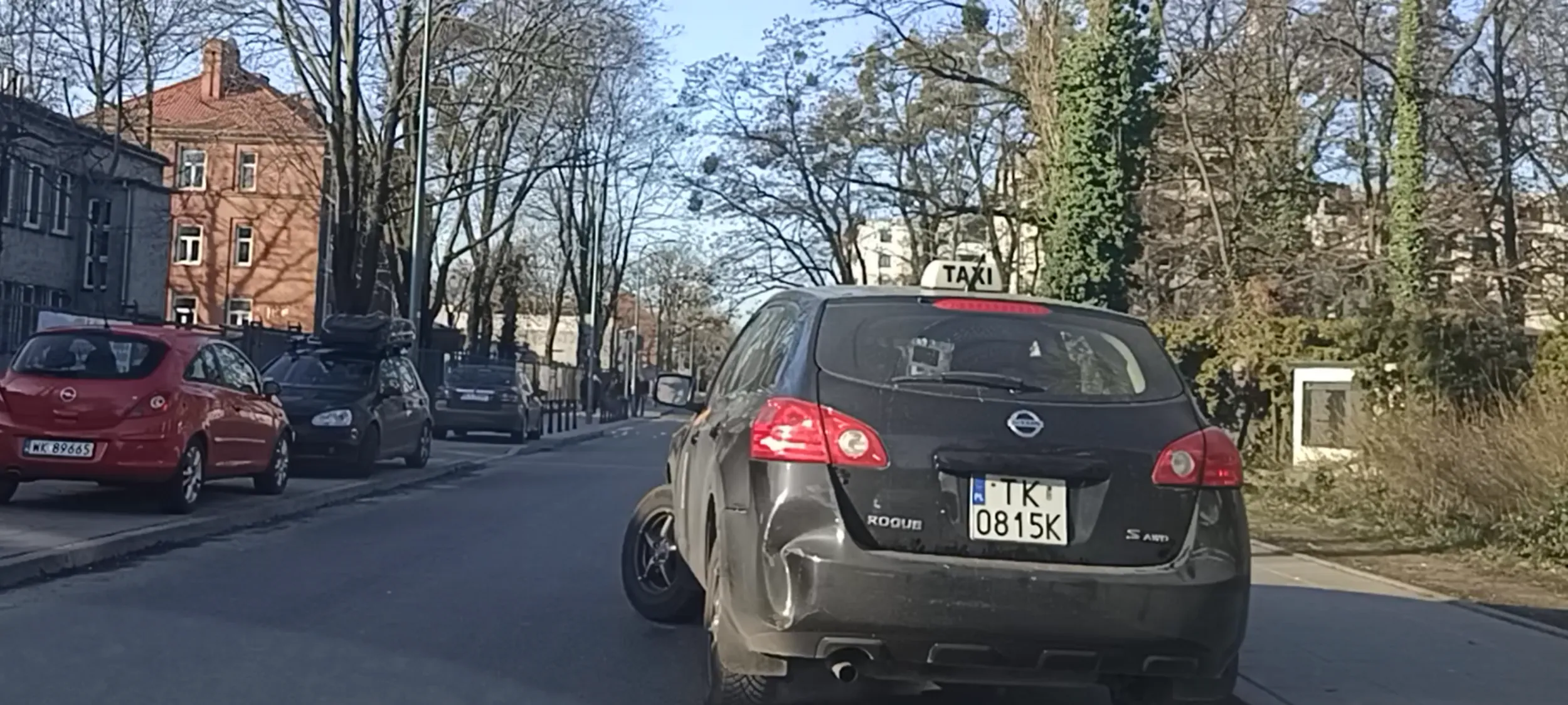 Kierowca chyba jeździ po pijaku, pierw stoi na skrzyżowaniu, gdzie ma pierwszeństwo z prawej strony i chyba czeka aż wymuszę ja pierwszeństwo.  Potem jedzie prostą droga i wali prawym kołem w krawężnik. A na koniec sam sobie urywa lewe koło na prostej jezdni  bez żadnej dziury. Auto poobijane z każdej strony.
