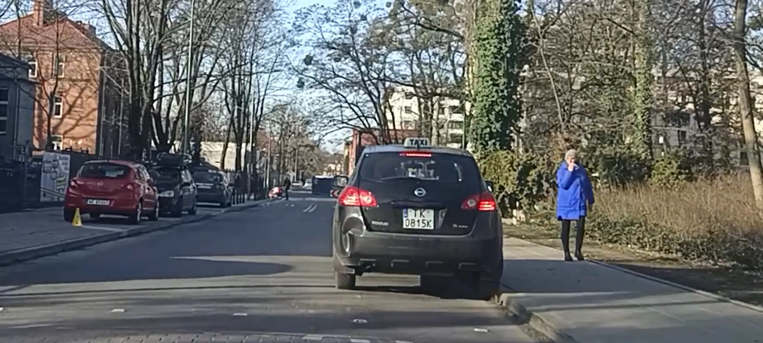 Kierowca chyba jeździ po pijaku, pierw stoi na skrzyżowaniu, gdzie ma pierwszeństwo z prawej strony i chyba czeka aż wymuszę ja pierwszeństwo.  Potem jedzie prostą droga i wali prawym kołem w krawężnik. A na koniec sam sobie urywa lewe koło na prostej jezdni  bez żadnej dziury. Auto poobijane z każdej strony.