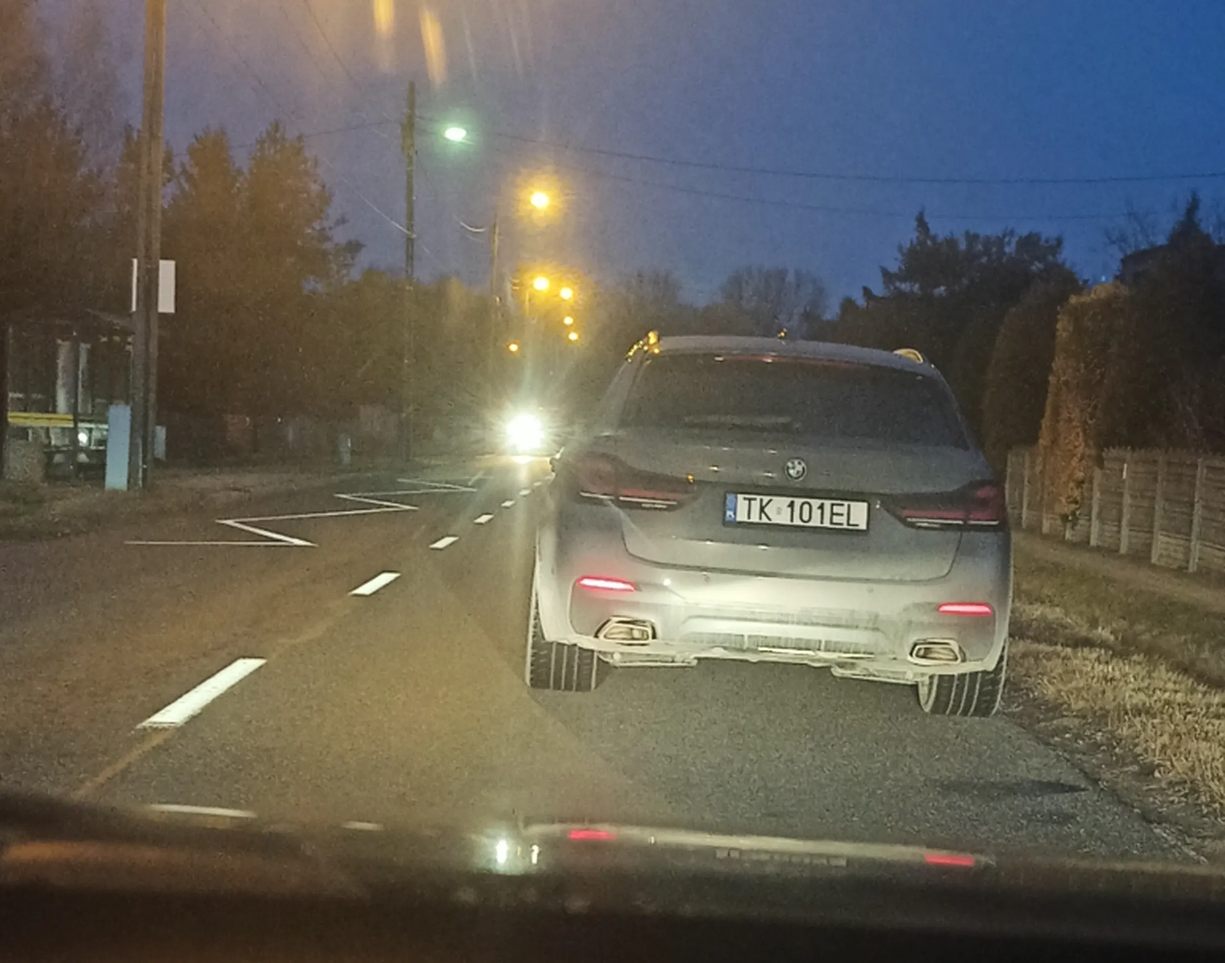 Bardziej na drodze nie dało się zaparkować