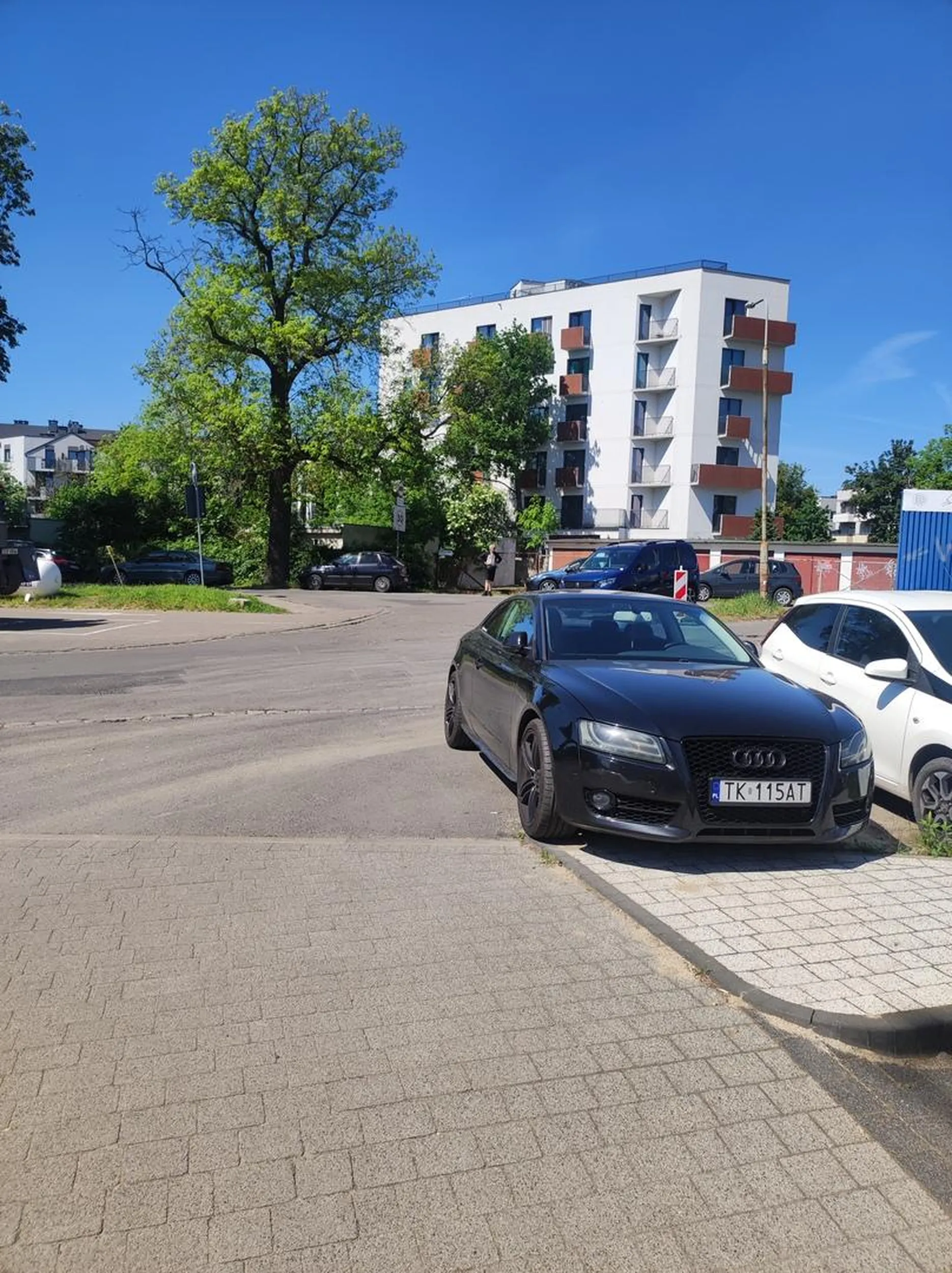 Brawo widać że inteligencją grzeszy ponieważ stanął przy wjeździe na budowę jak ktoś mu auto zarysuje może się nauczy nie stawać w takich miejscach