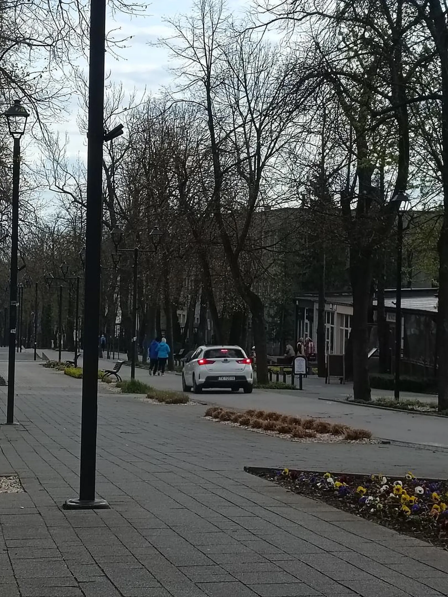 Jezdzi po ścieżce rowerowej, prawie potrącając innych ludzi