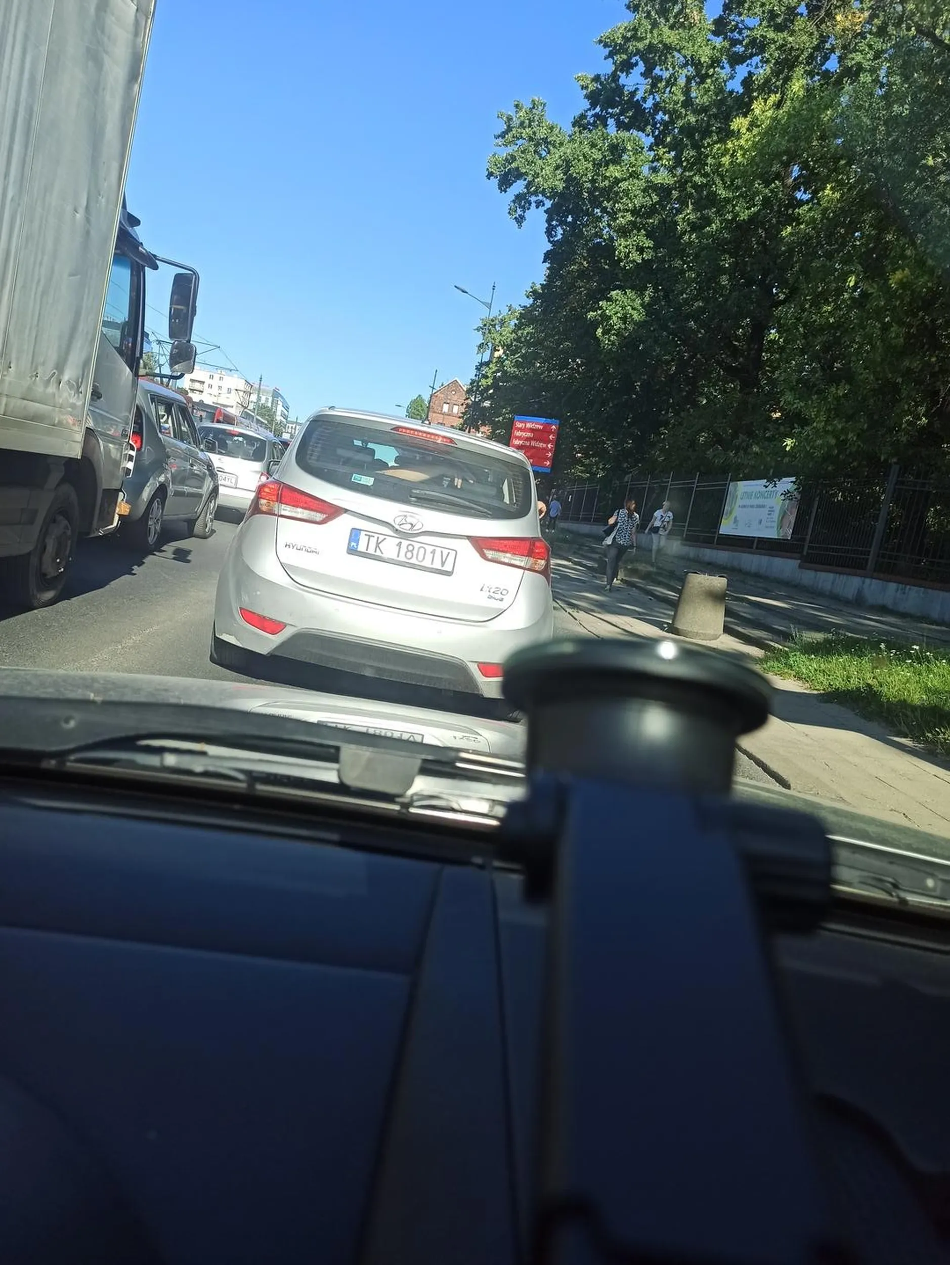 Niekulturalny kierowca śmieci oraz nie potrafi jeździć na suwak