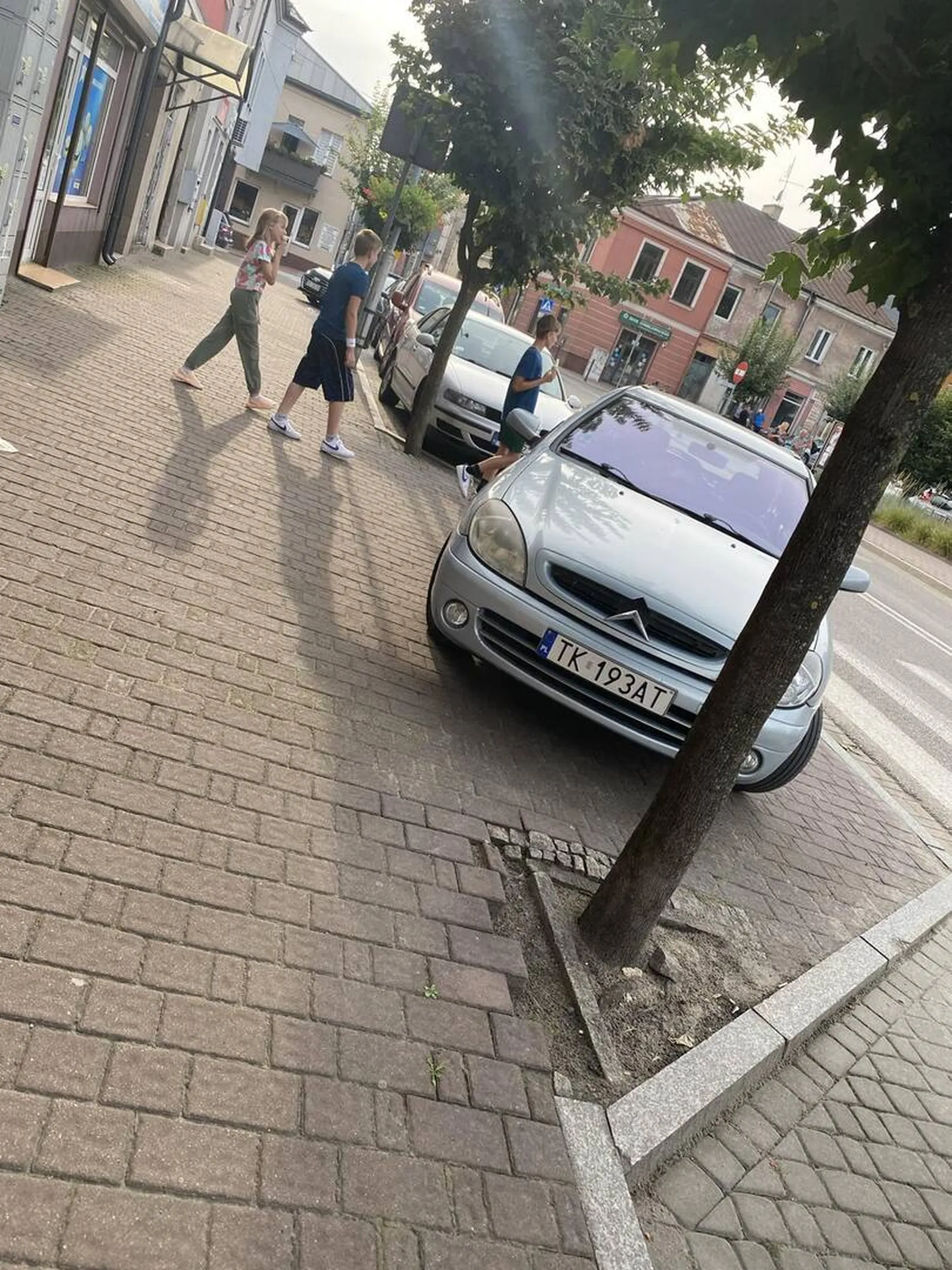 Zaparkował na przejściu dla pieszych xD