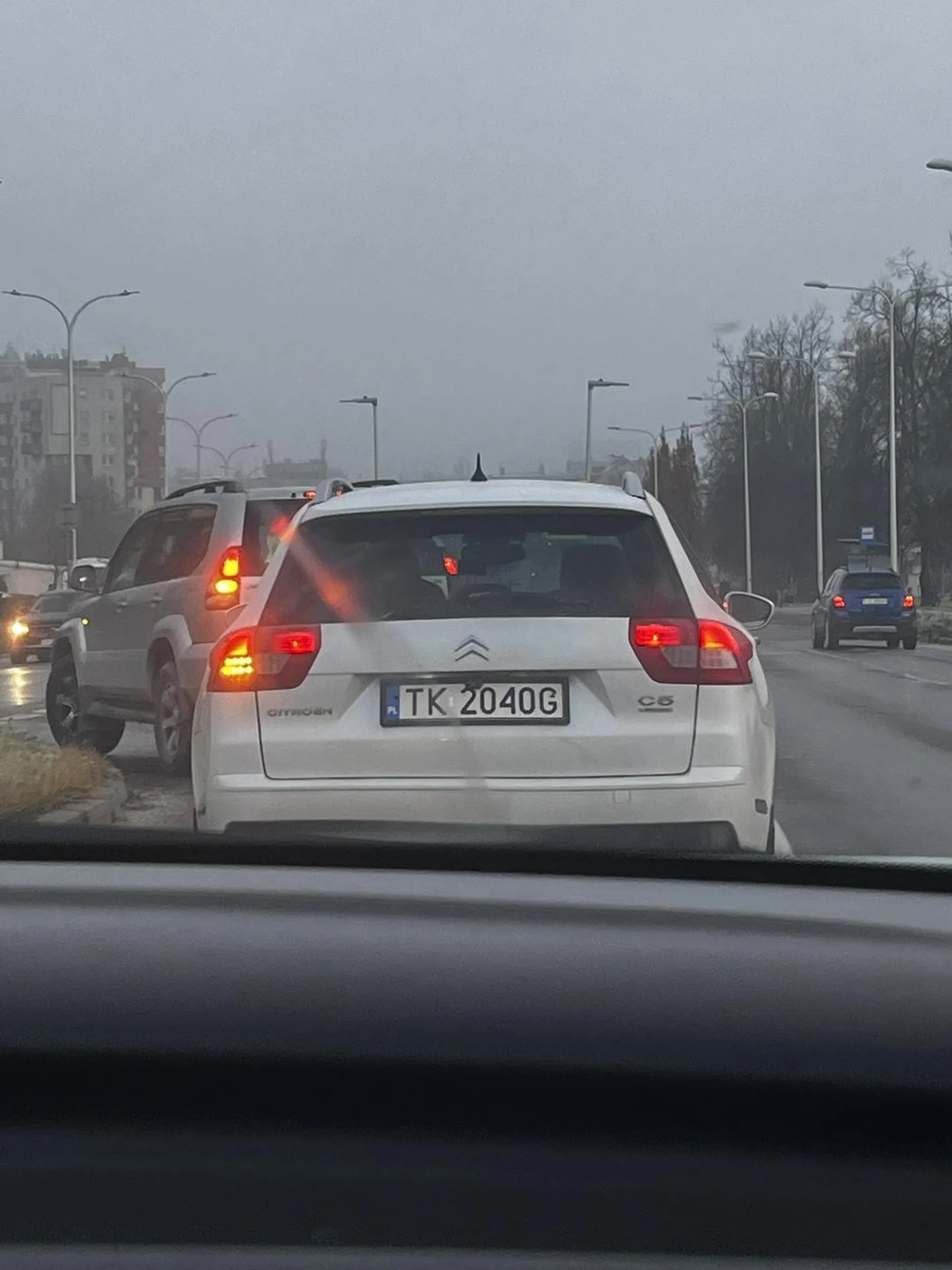 Nie pozdrawiam Pana, który nie wie co to lusterka. Jak nie umiesz jeździć samochodem, to nie wsiadaj za kierownicę;)))