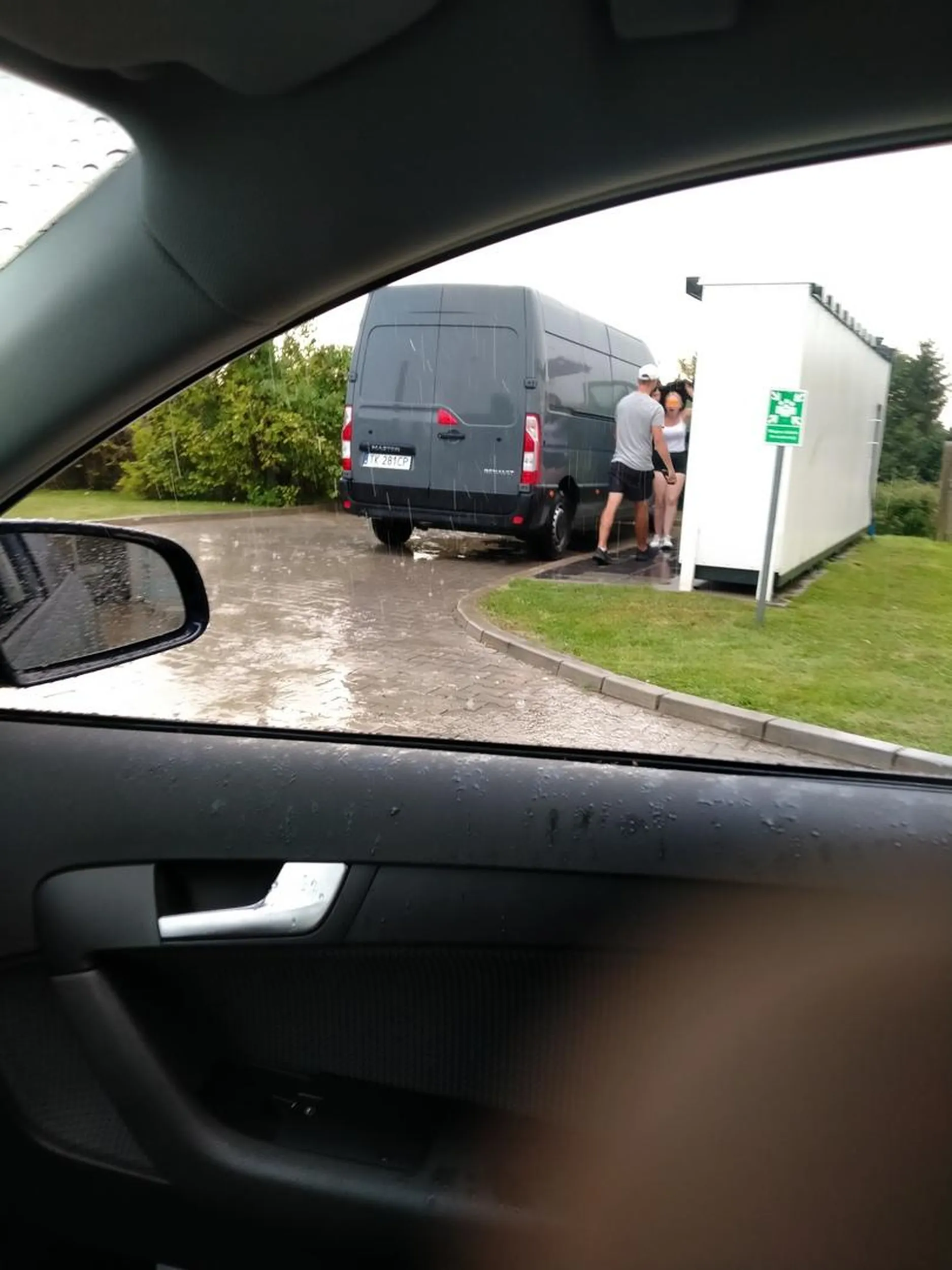 Kurier cwaniak który wyskakuje z mordą i łapami do bicia. Myśli że skoro jest kurierem to tylko on ma prawo parkować pod paczkomatem. Jedzie trąbi miga światłami z daleka żeby z pod paczkomatu uciekać bo on jedzie Że też pracodawca pozwala na takie zachowania. Po zgłoszeniu do jego pracodawcy zero konsekwencji..