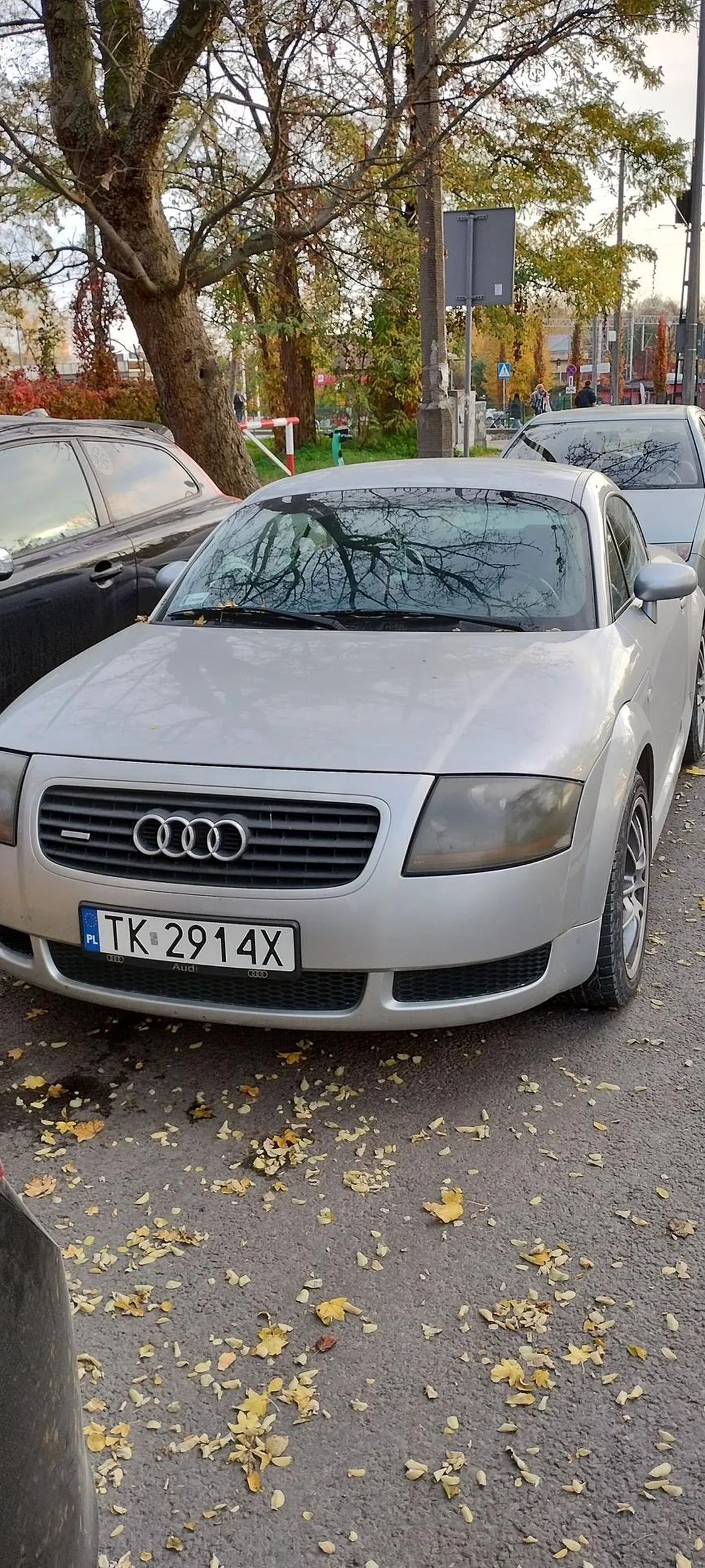 Bezmyślne parkowanie na ulicy. Blokuje możliwość wyjazdu z miejsca parkingowego.