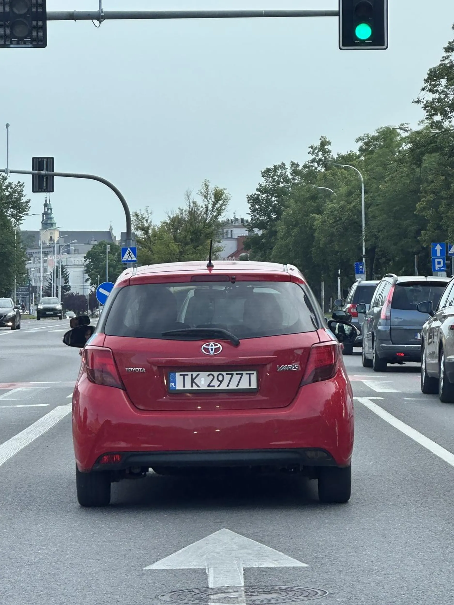 Po skończonym nauczaniu w szkole jazdy słoneczna w Kielcach hamek wyprzedza prawym pasem i potem ostro hamuje żeby sprowokować