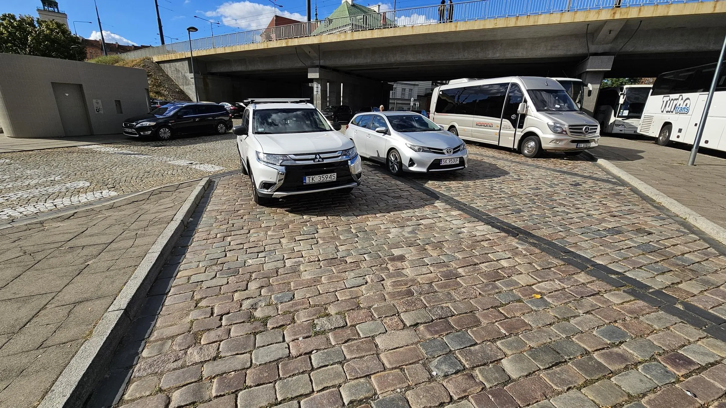 Jak zastawiasz inne pojazdy zostawiaj przynajmniej do siebie numer telefonu!