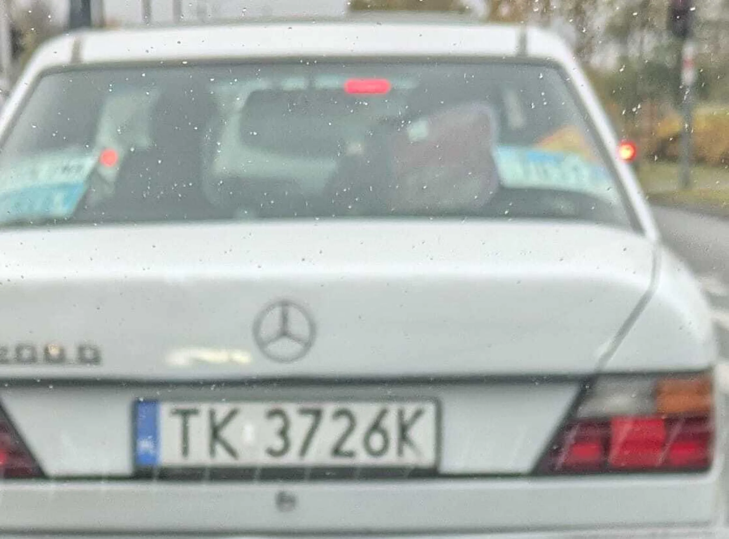 Koleś nie umie jeździć w mieście na skrzyżowaniach, zajeżdża drogę z bus pasa i blokuje skrzyżowania