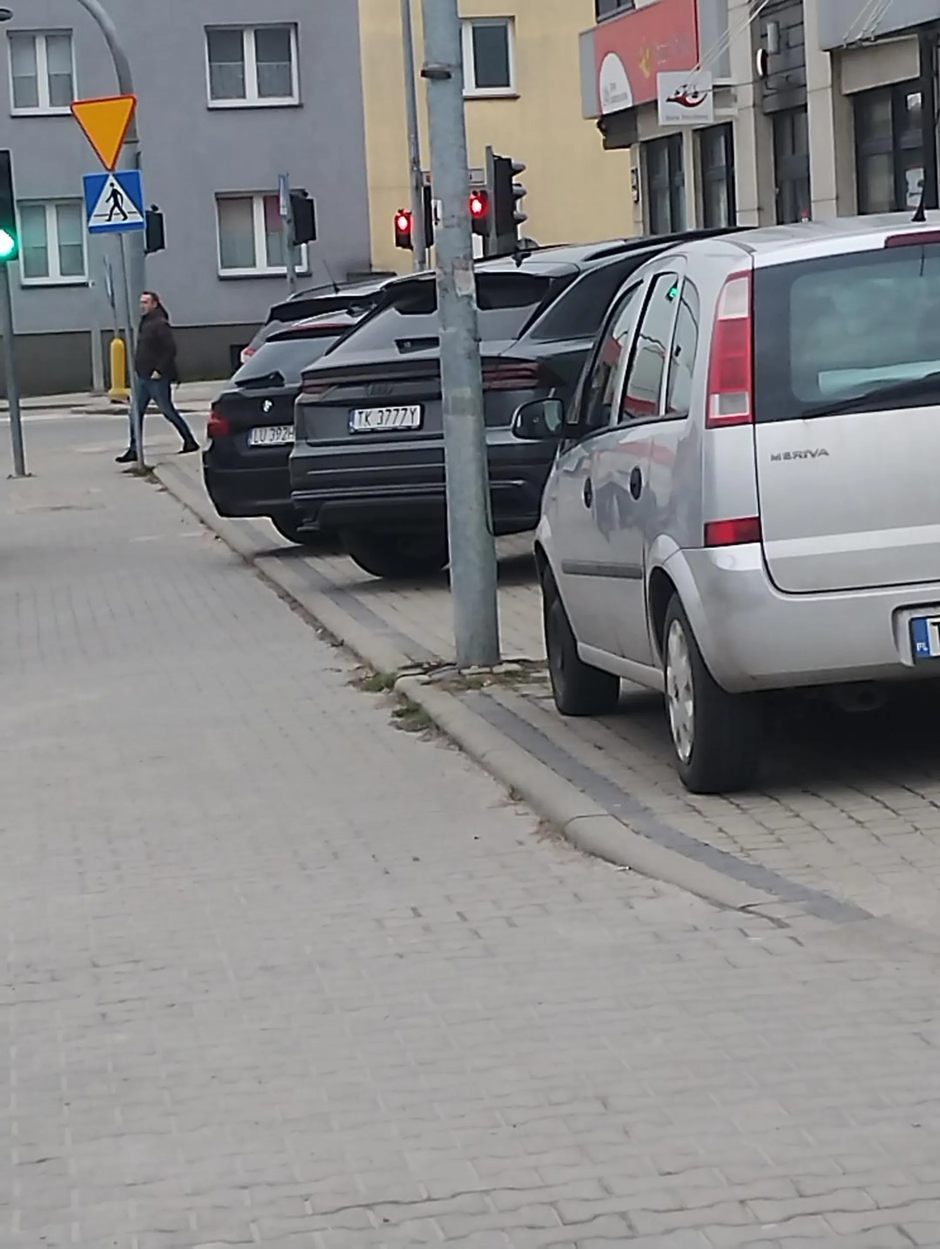 Samochodoza w Kielcach. Jeździł po chodniku na ulicy pawiej o mało co nie rozjechał pieszych