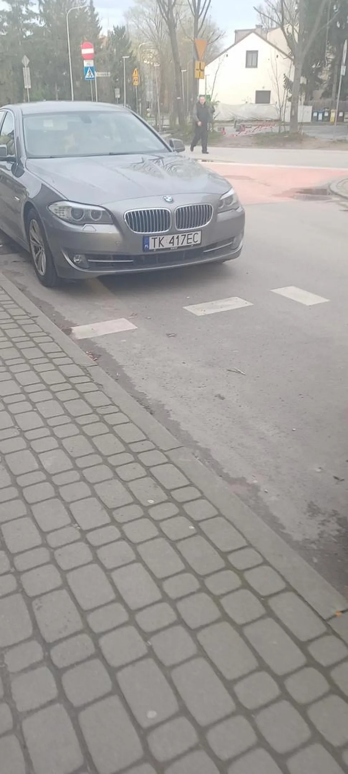 Notorycznie parkuje przed miejscem wyznaczonym do parkowania, uniemożliwiając prawidłowy skręt i wjazd w ulicę jednokierunkową