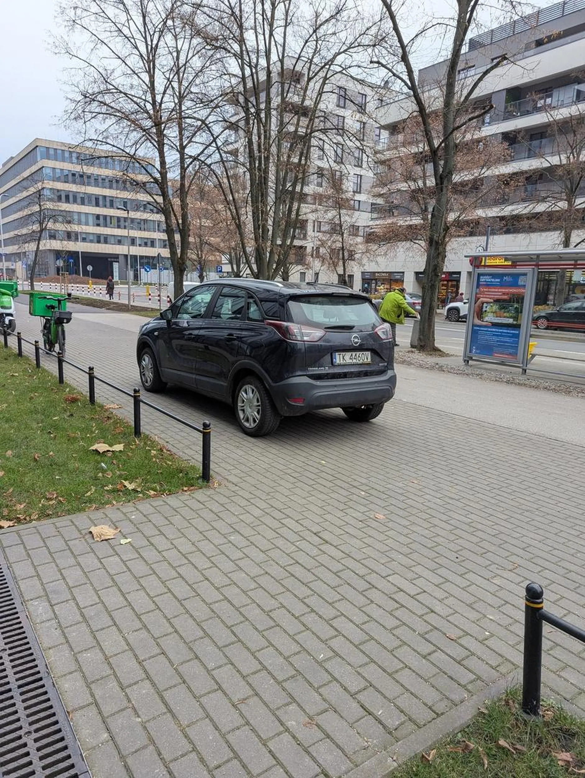 Pięknie zaparkowane na chodniku pomiędzy DDR a pasmem trawy