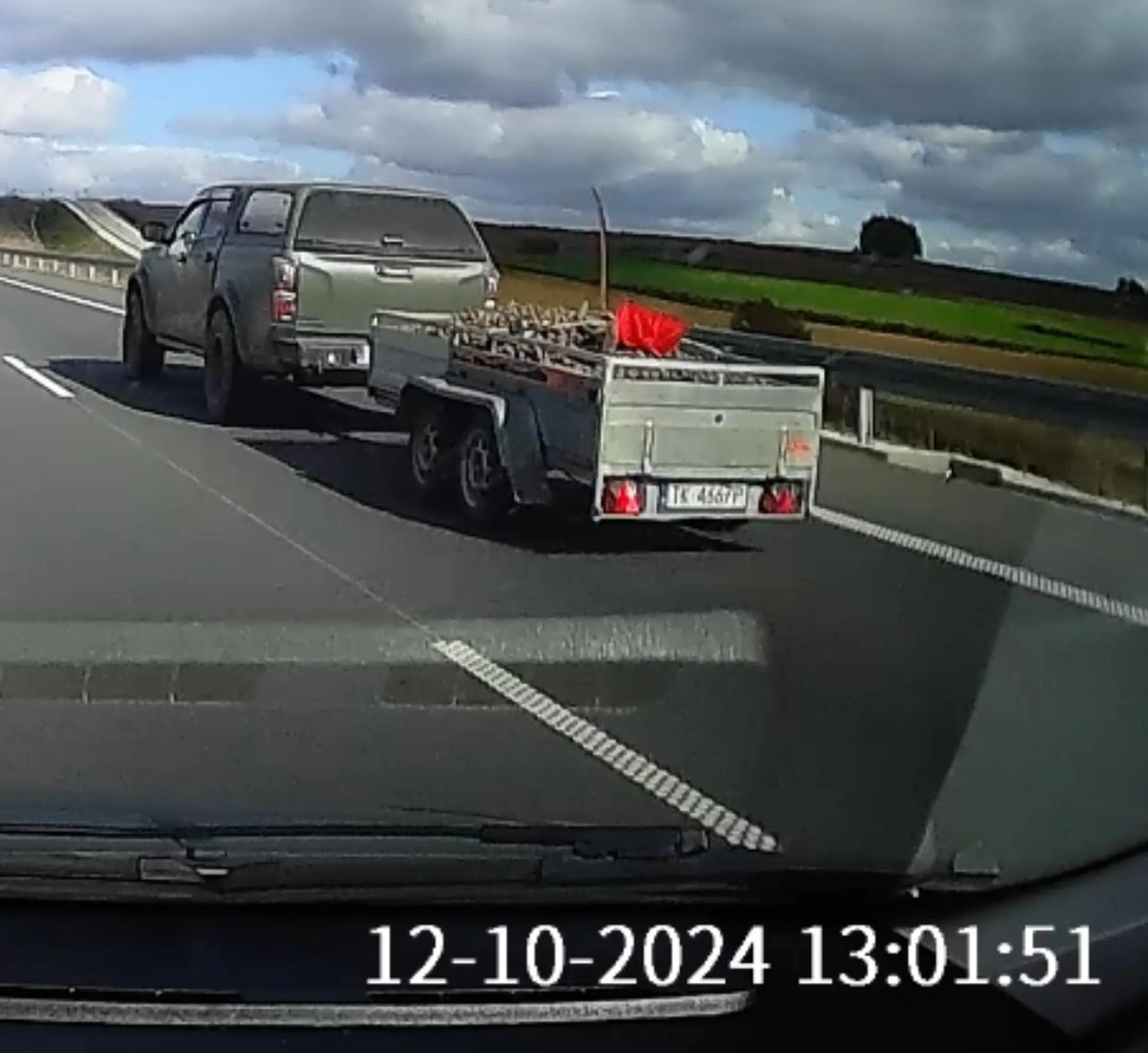 Oberwałem burakiem, które wiozłeś. Trochę wyżej i byłoby po chłodnicy. Zabezpieczaj ładunek, bo kiedyś trafisz tak burakiem, że ci się taki przewóz nie zwróci.