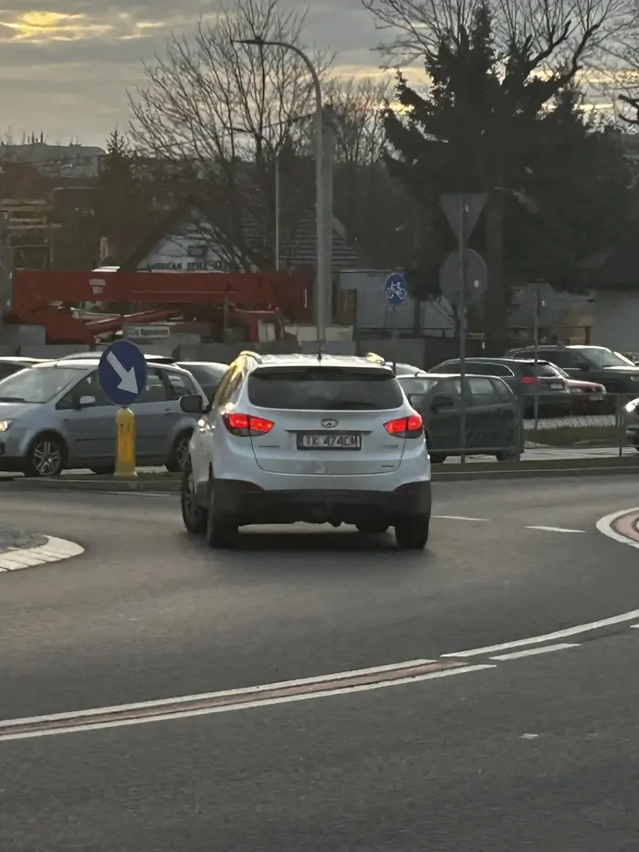 Nie przepuściła mnie na pasach. Wjechałem prawie w samochód ?