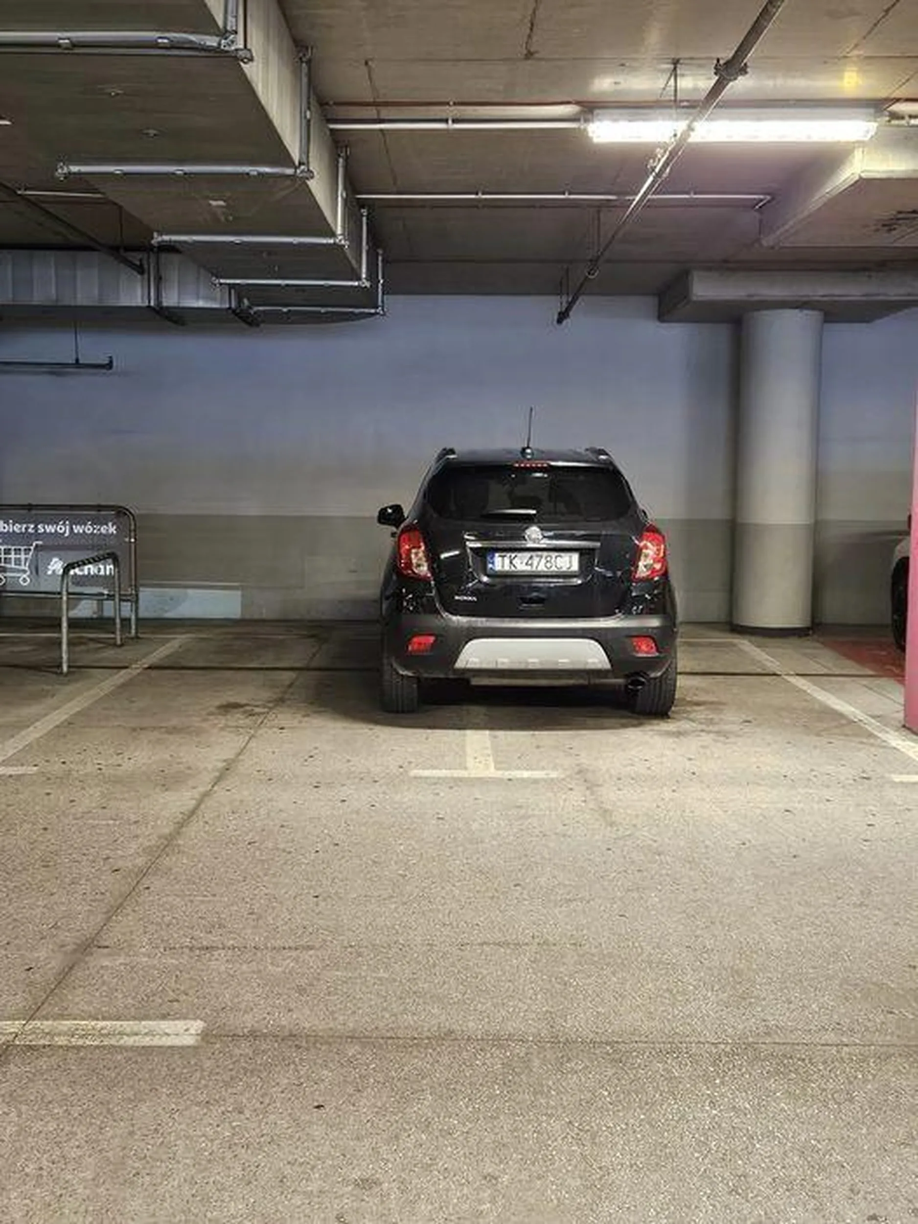 Naucz się celować w linie. Ludzie znacznie większymi samochodami potrafią zająć jedno miejsce jak cywilizowani ludzie. Jak widać niektórych to przerasta.