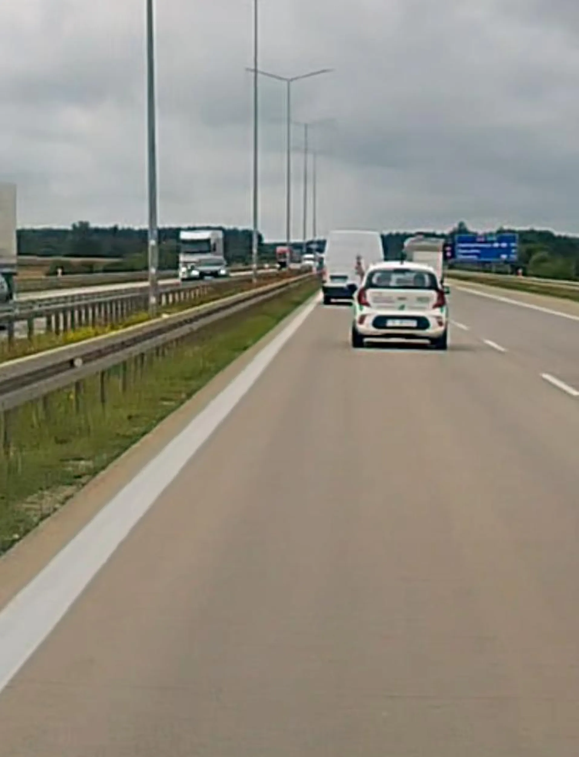 Na A4 z zawziętością dostawcy kebaba podjeżdża pod inne auta cisnąć długimi, żeby nie wytracić prędkości Kijanki.. pozdrawia jak nauczyli go w firmie, środkowym palcem..