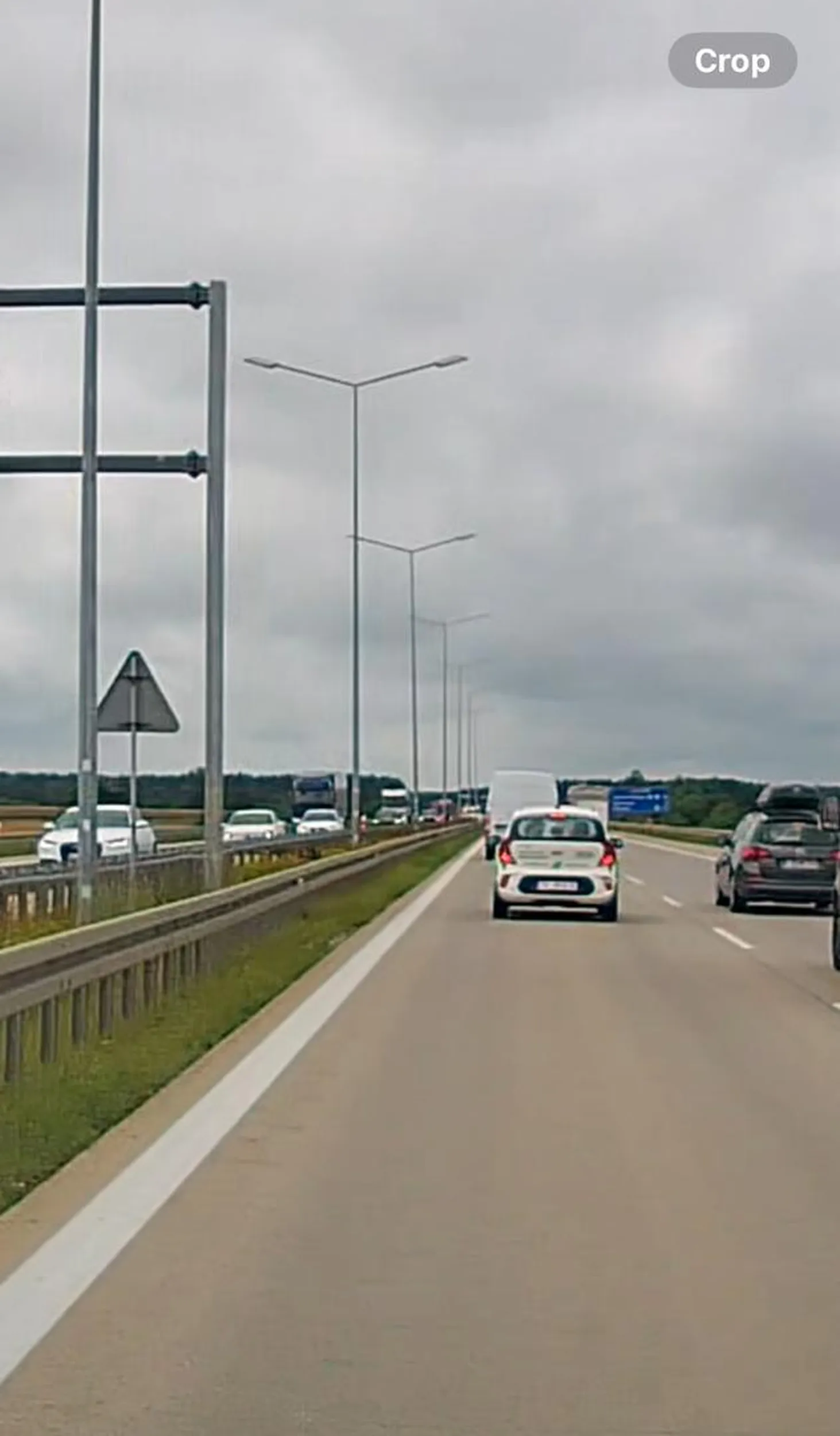 Na A4 z zawziętością dostawcy kebaba podjeżdża pod inne auta cisnąć długimi, żeby nie wytracić prędkości Kijanki.. pozdrawia jak nauczyli go w firmie, środkowym palcem..