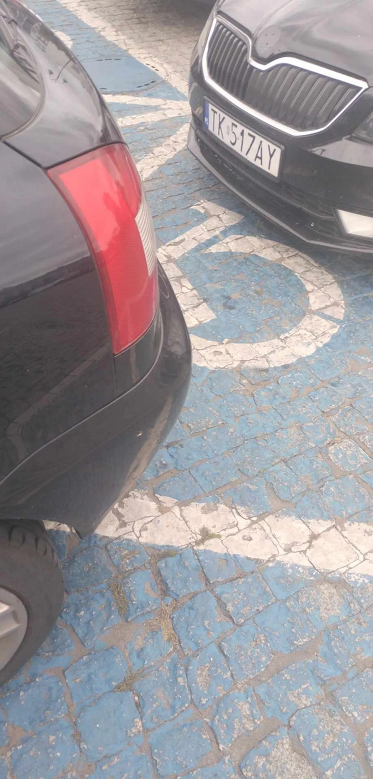 Państwo elegancko zastawili moje auto na dobre pół godziny