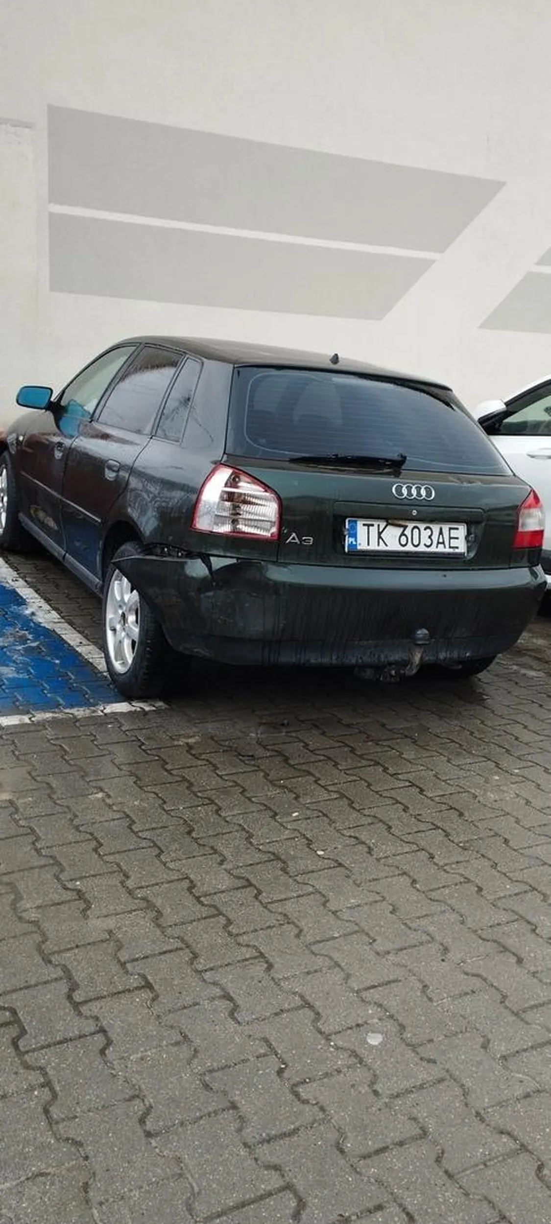 Stoi porzucony od 3 miesięcy