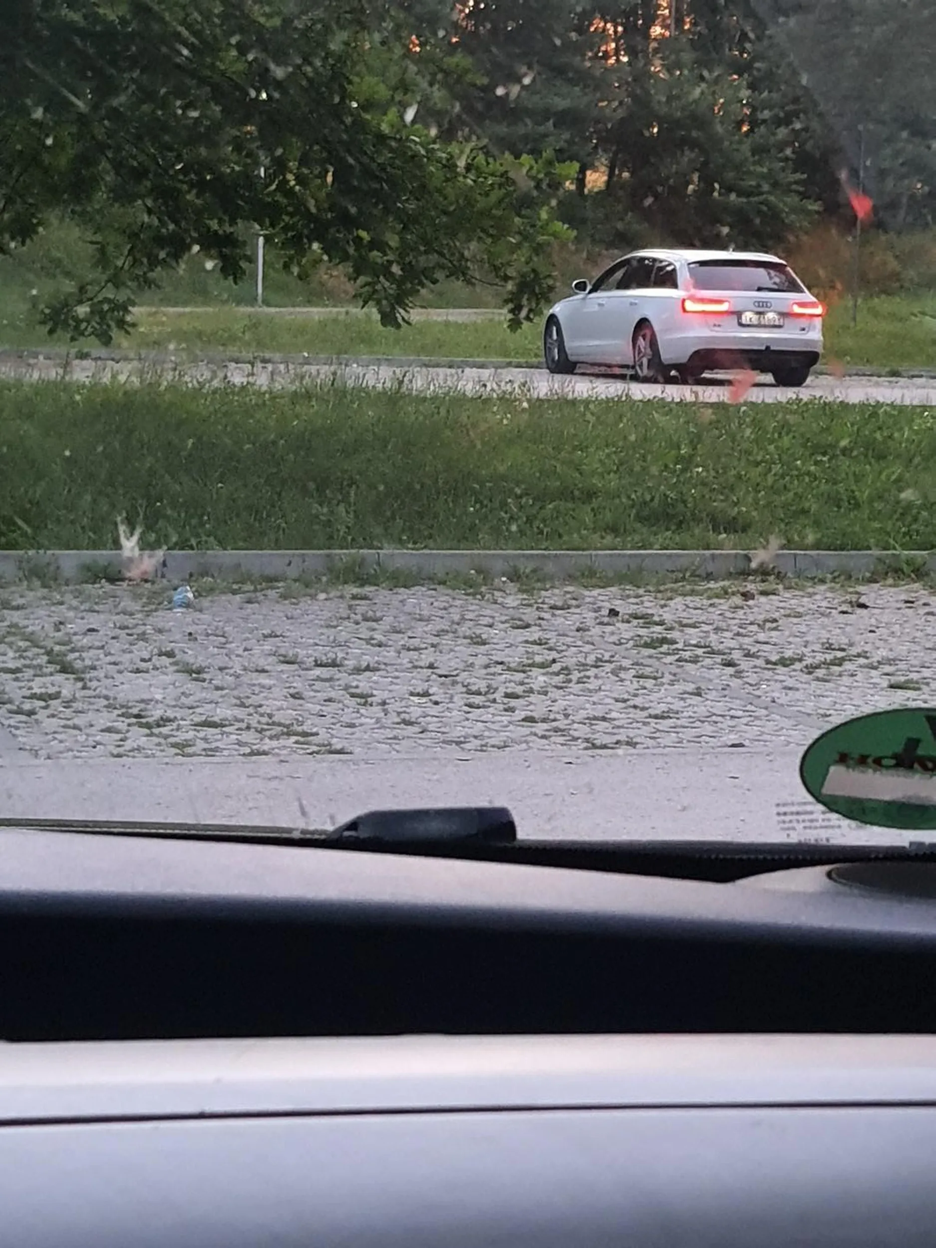 Godziny postoju na odpalonym silniku od 3:00 w nocy, na parkingu przy strefie rekreacyjnej Cedzyna, tak Panowie wypełniali sobie czas smrodząc swoim biało-perłowym zgrzytem.. świry. Do tego na pełnym oswietleniu ??? Co w tej glowie macie panowie?