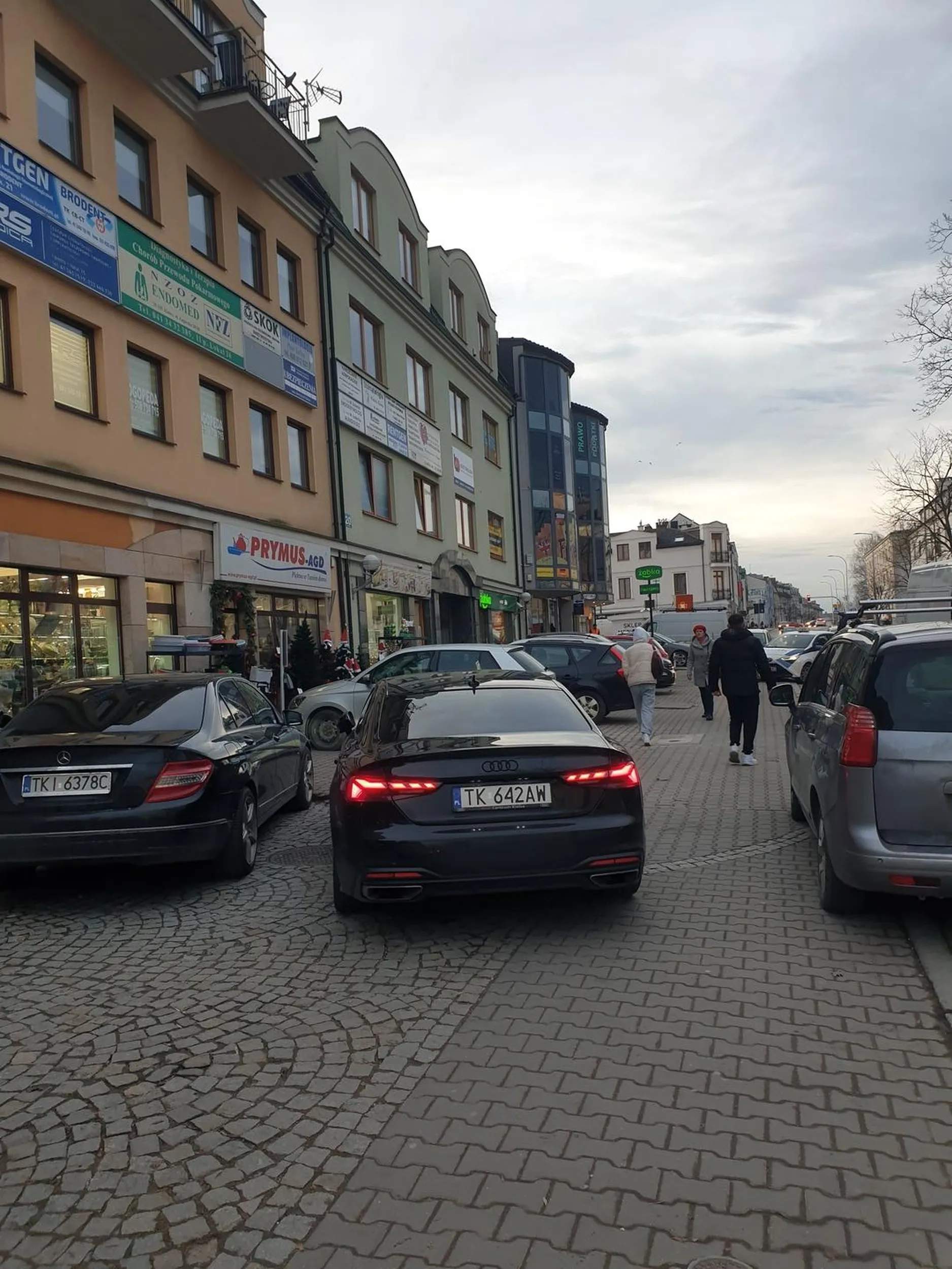 Kielce. Wymalowana babka nie potrafi jeździć i rusza samochodem przed pieszymi aby ich zmusić do ustąpienia jej audi. Kiedy ktoś jej zwróci uwagę to się wkurza bo ona wie najlepiej. Szkoda, że takie osoby jeżdżą pojazdami