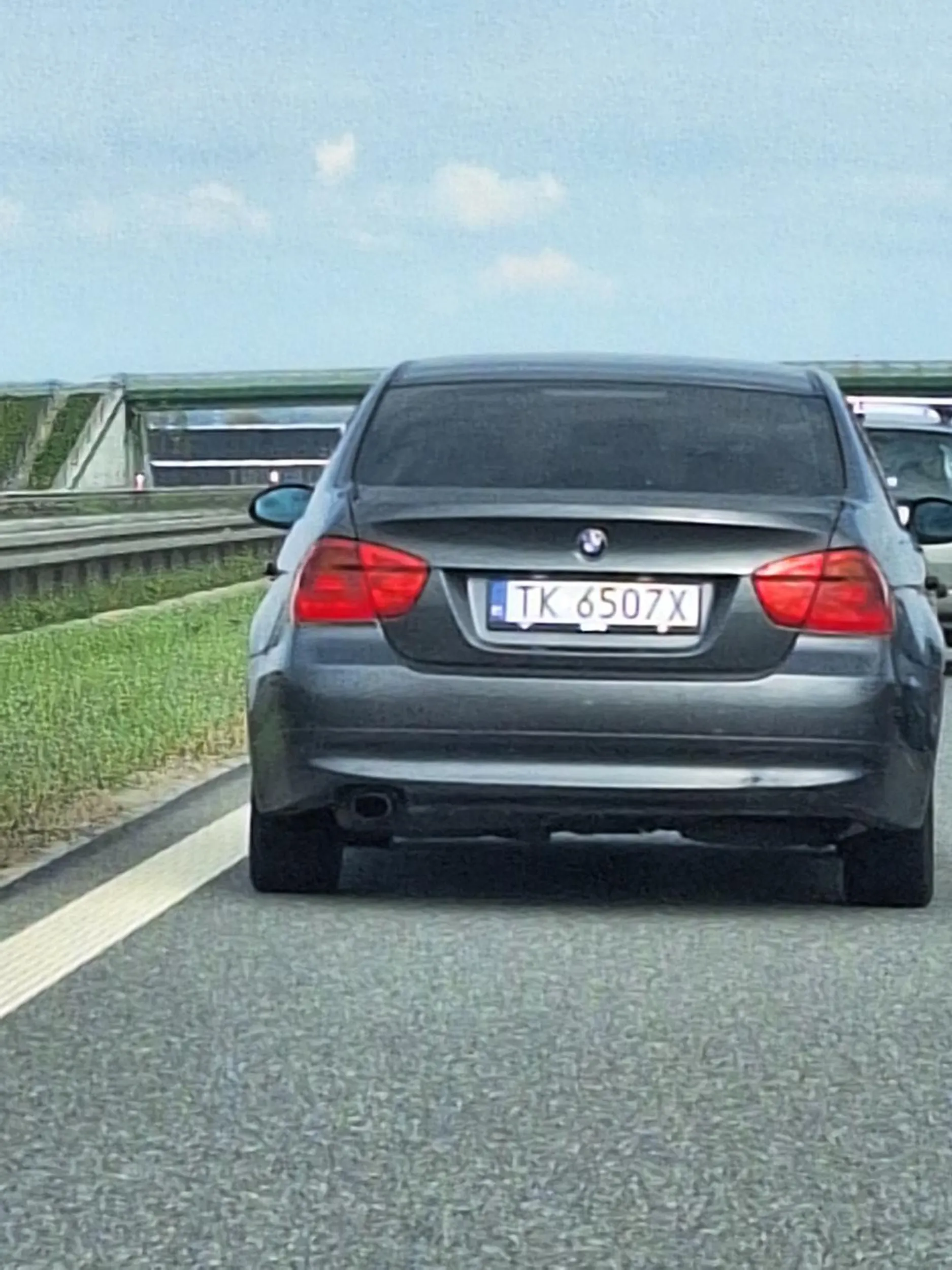 Kierowca BMW. Zabrać prawo jazdy !!! Wyprzedza pasem awaryjnym i wpycha przed samochody. Totalny brak rozumu !!!