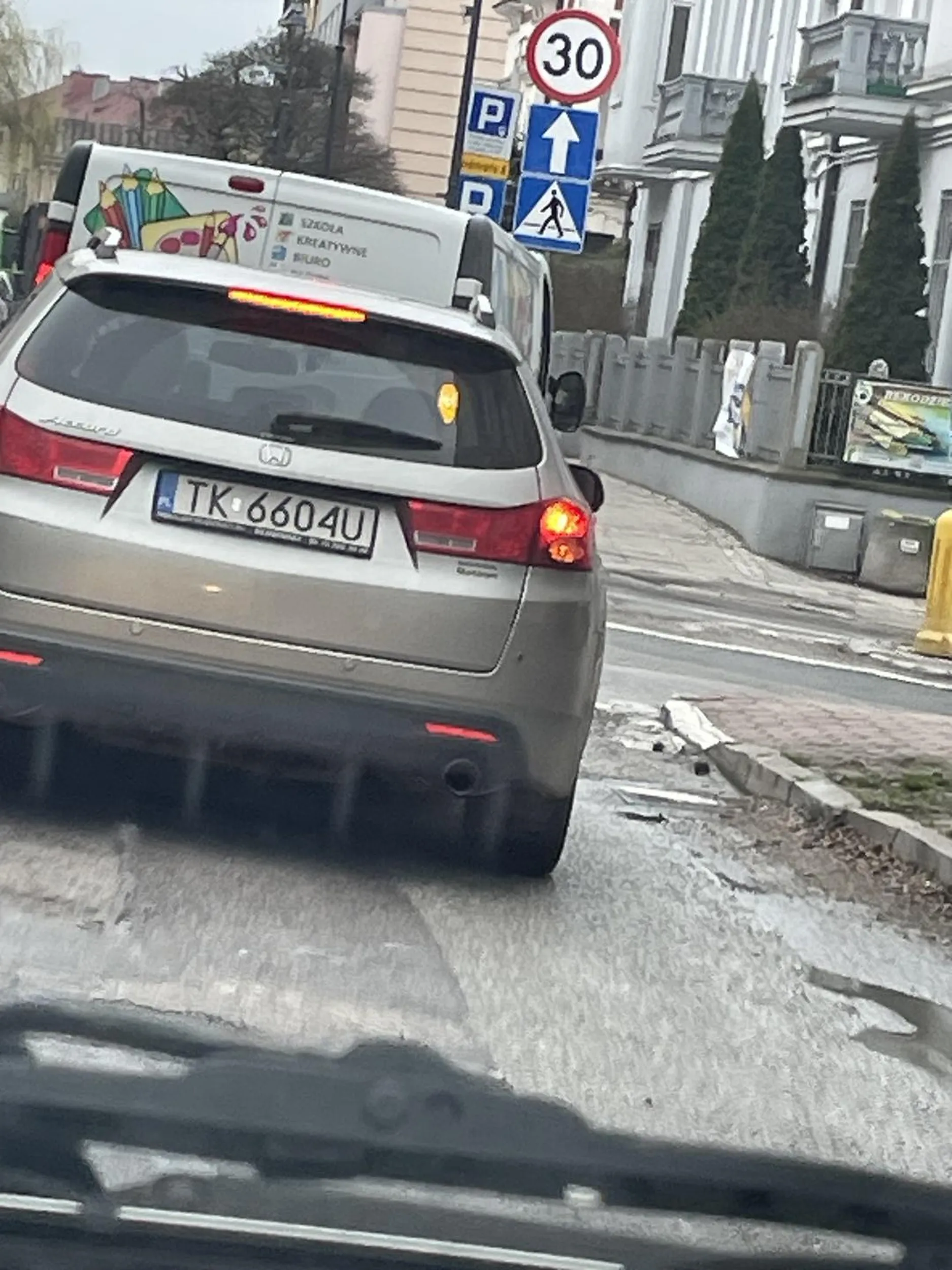 Wariat/wariatka wyprzedza bezmyślnie na ciągłej gdy z naprzeciwka auto stałem w bezpiecznej odległości od drugiego samochodu chciał/chciała wykorzystać lukę lecz mało brakowało żebym w nią wjechał po takim zajechaniu drogi. Po incydencie uciekał/uciekala.
