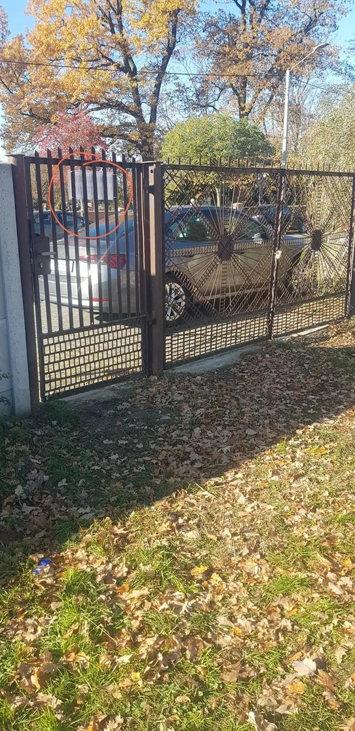 Kierowca bez podstawowej znajomości czytania i myślenia. Gratuluję. (na zdjęciu zaznaczony znak nie zastawiać)