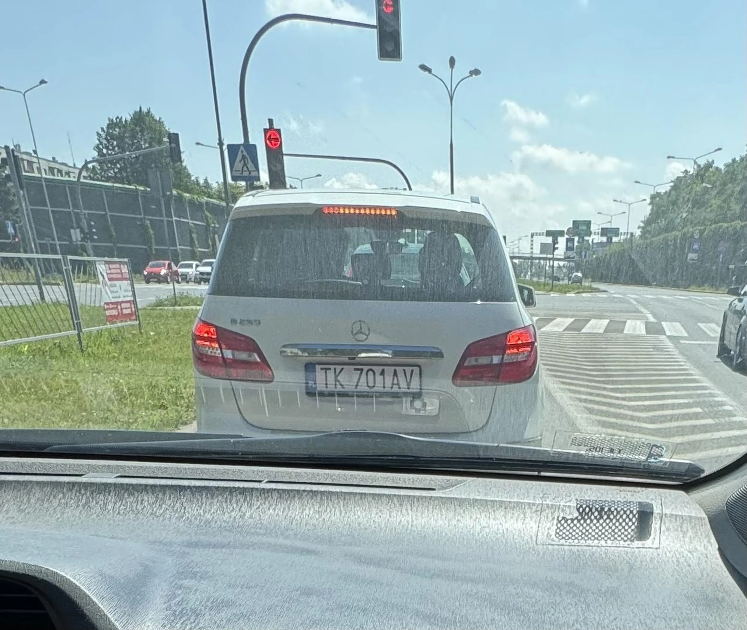 Stary dziad niech się nauczy używać kierunków i zmiany pasów.