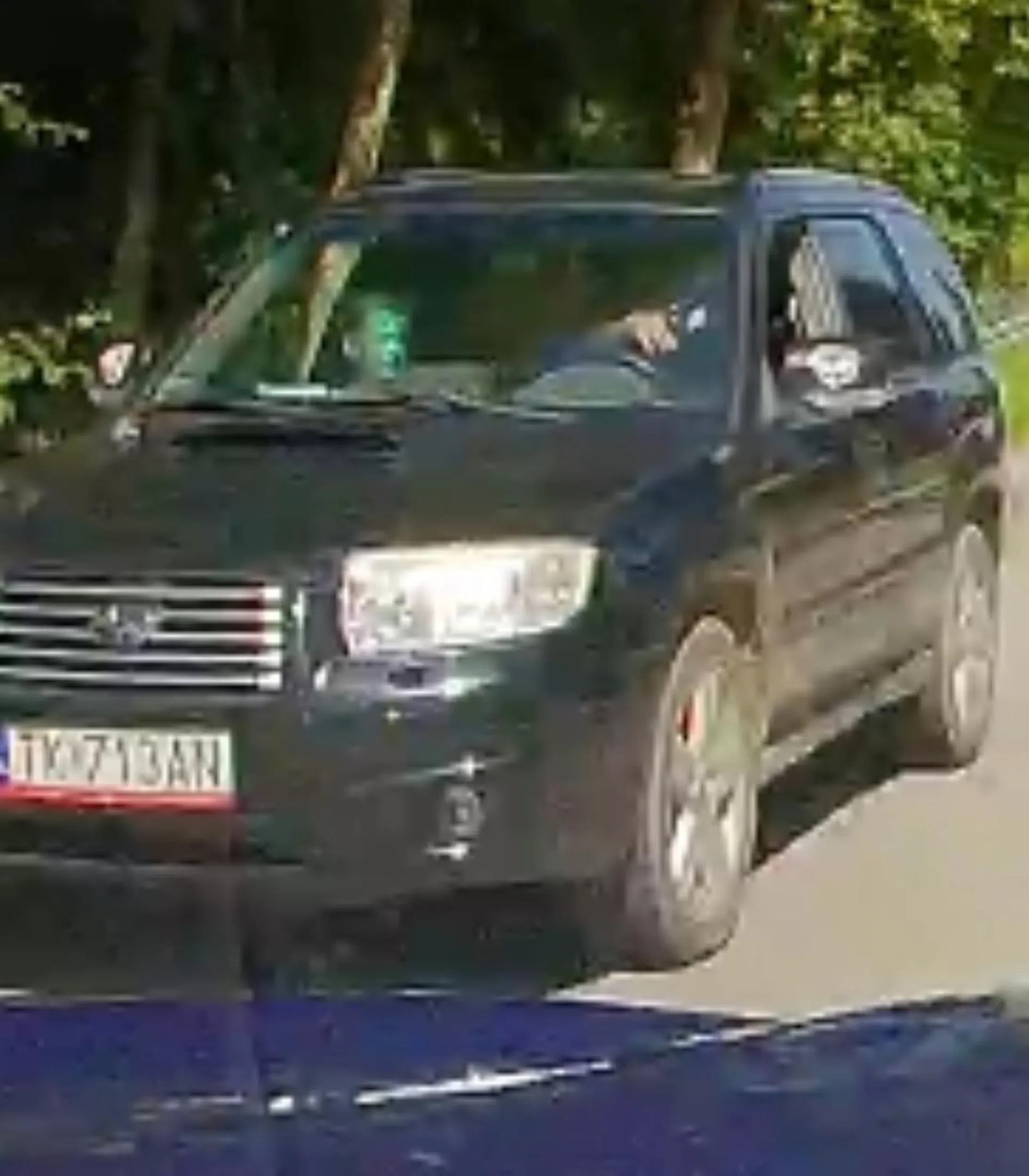 prawdopodobnie pijany kierowca, nagrywa innych uczestnikow drogi z telefonem nad kierownica, spycha, trąbi