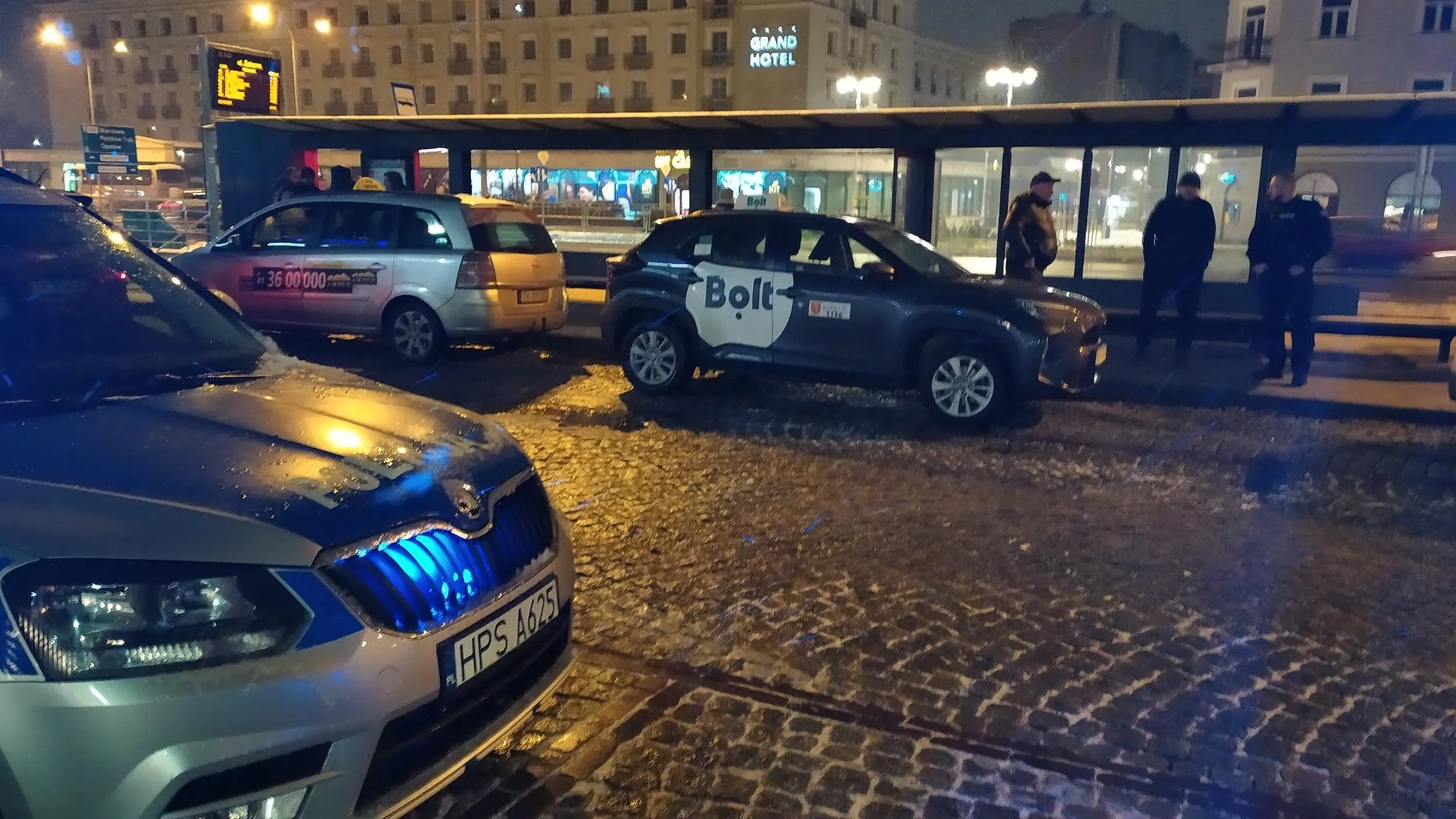 Taksówkarz awanturował się na postoju taxi do 2 kierowców bolt/uber/freenow. Pobił jednego z nich, na miejscu była policja.