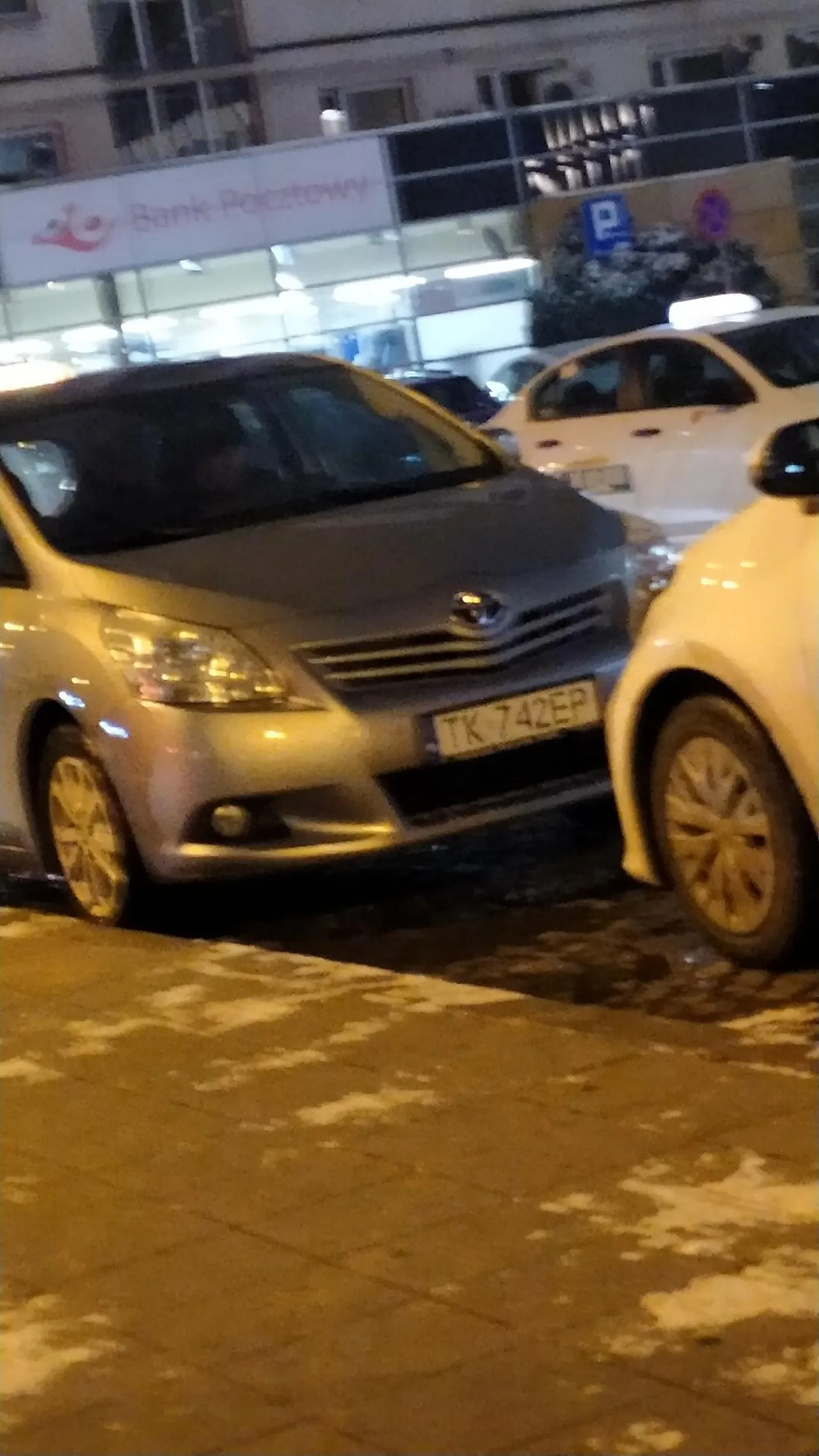 Taksówkarz awanturował się na postoju taxi do 2 kierowców bolt/uber/freenow. Pobił jednego z nich, na miejscu była policja.