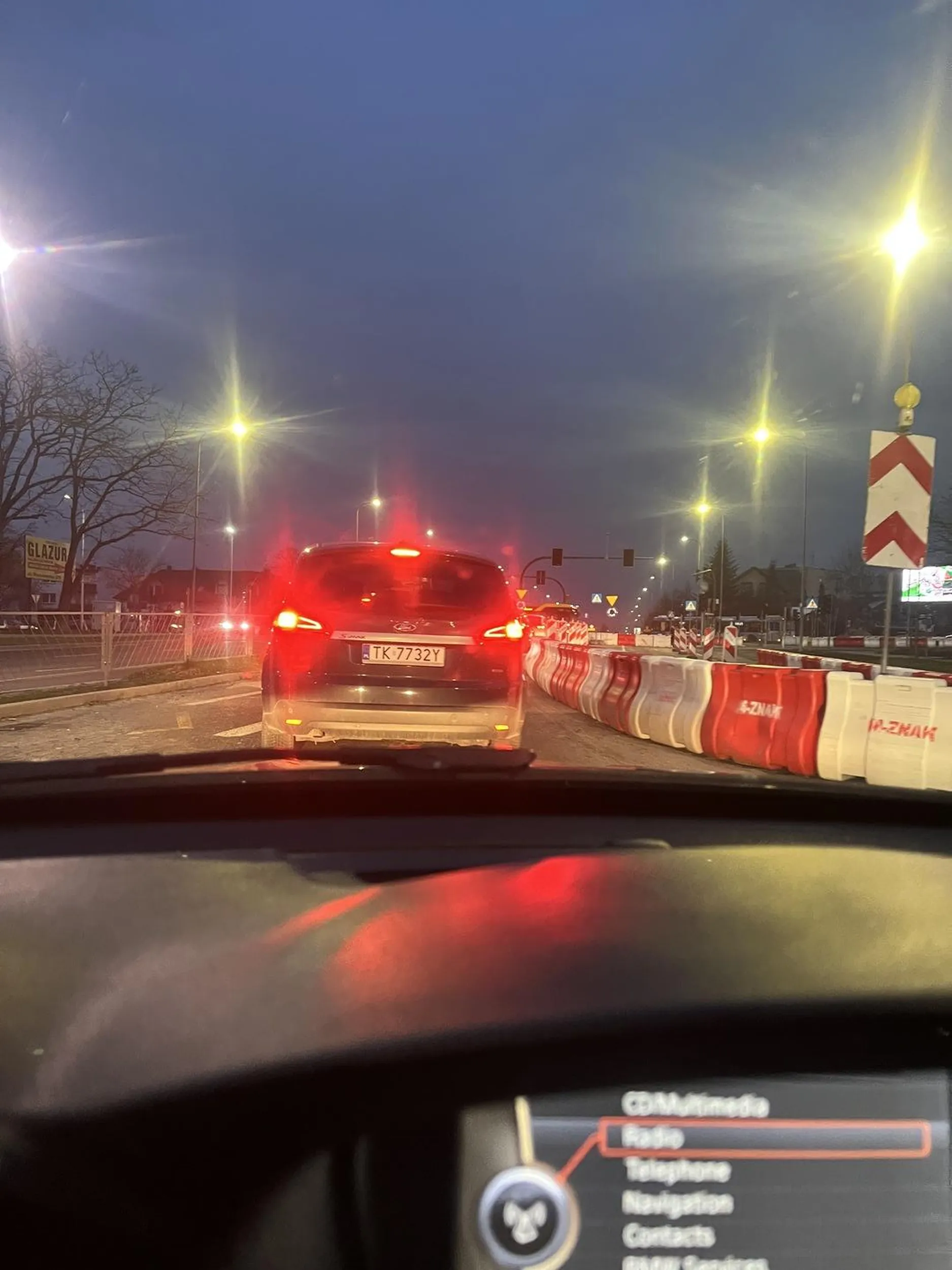 Kultura za kierownicą wymaga zastosowania jazdy "na suwak", z którego przywileju Pan kierujący na pewno nie raz korzystał a sam ze złośliwą miną nie wpuścił dwóch aut z kończącego się pasa. Nie pozdrawiam