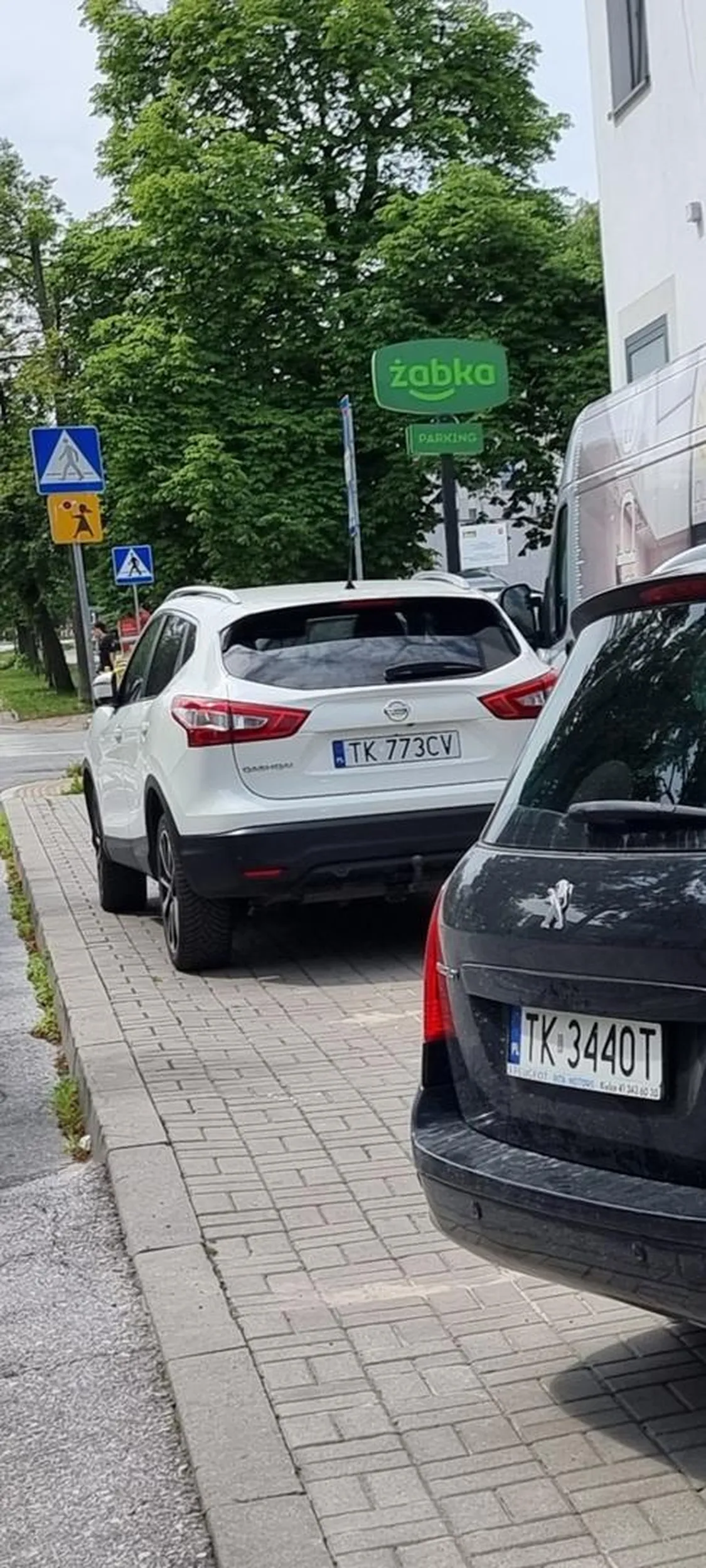Szlachta parkuję na całej szerokości chodnika, a ludzie muszą omijać schodząc na drogę...