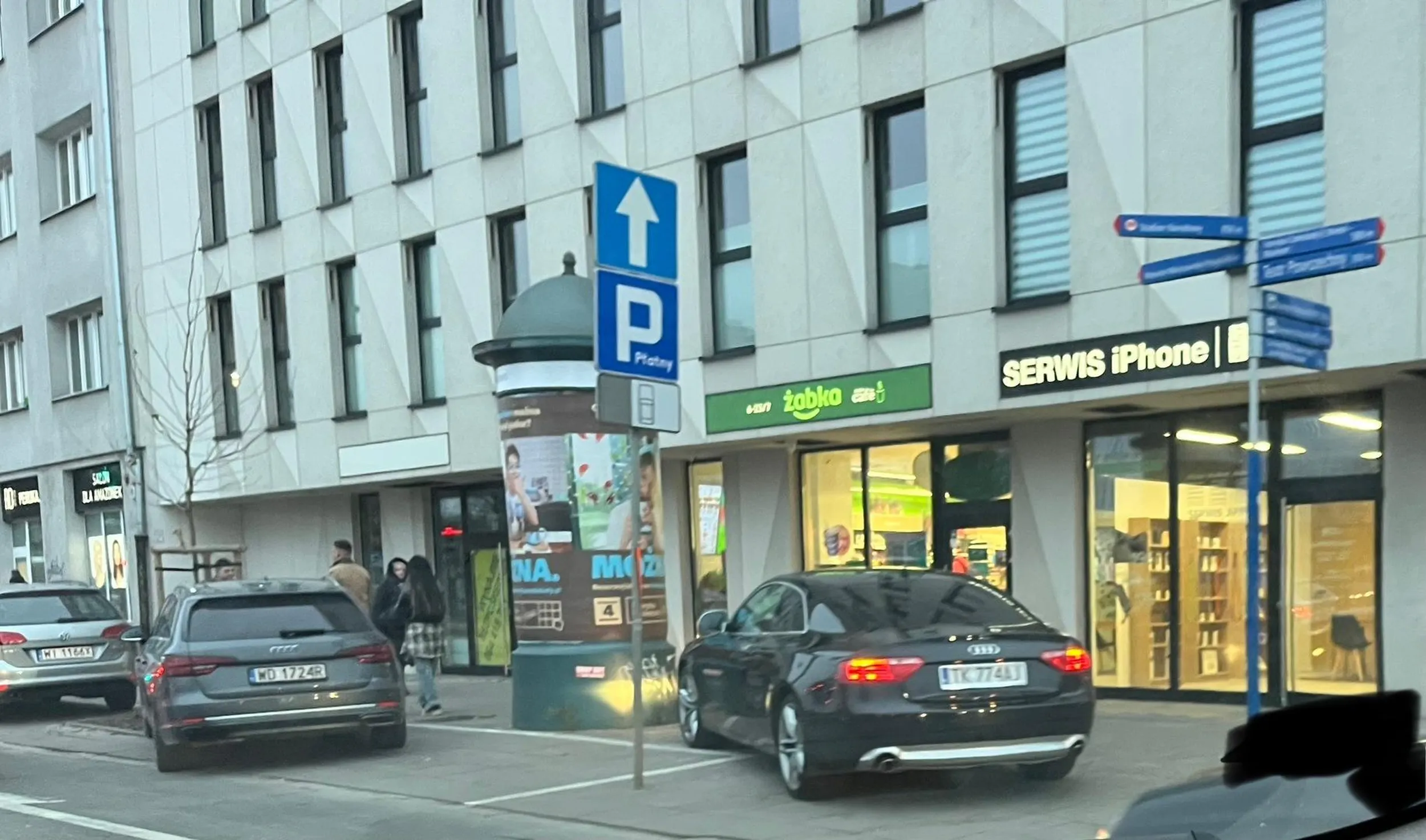 Nie będę wrzucać nagrania z kamerki, a jest co… Ale pod koniec zaparkował na chodniku przy przejściu dla pieszych na awaryjnych, czyli w trybie „wolno mi i co mi zrobisz” po czym poszedł sobie gdzieś xD