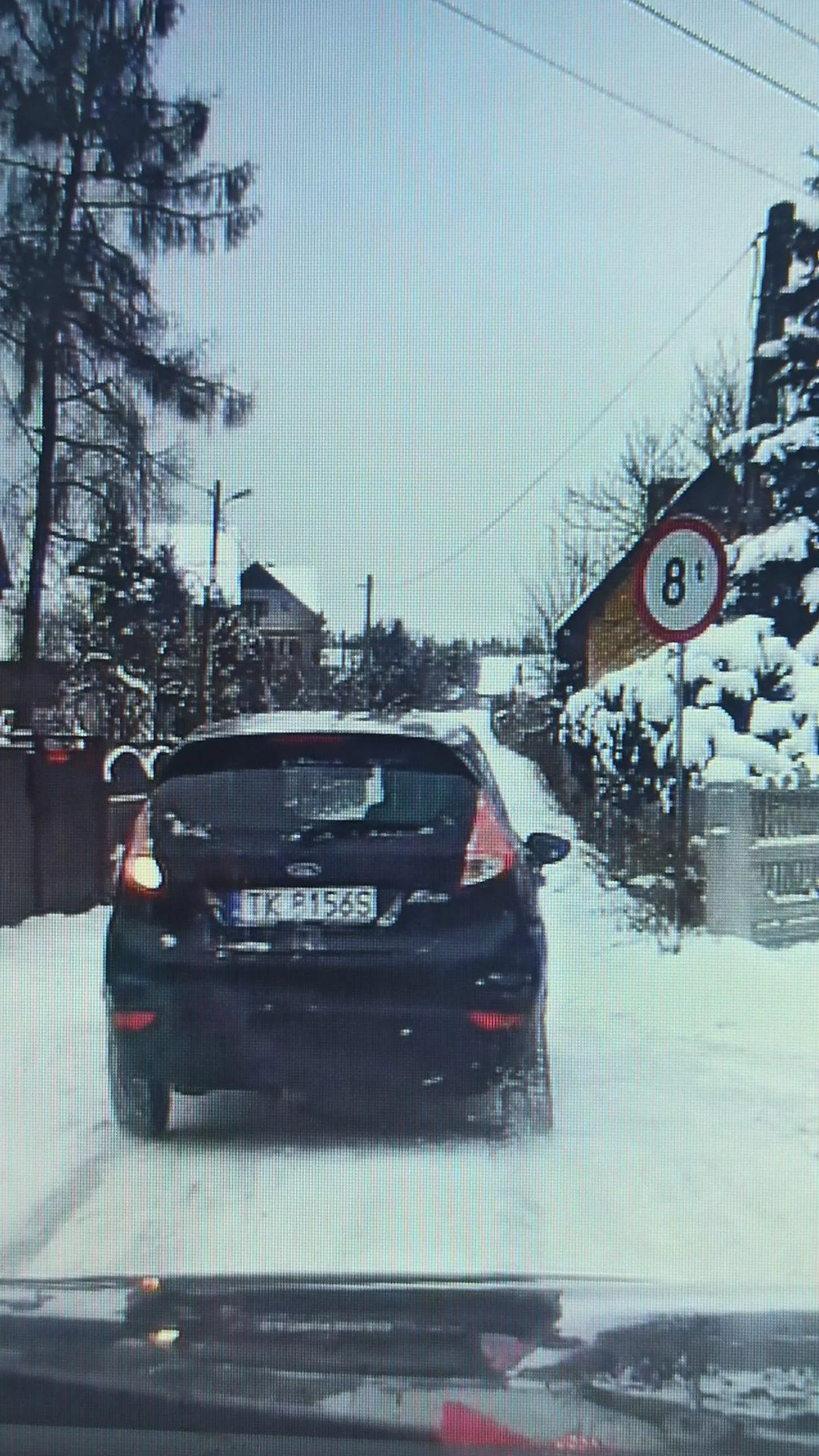 Nie pozdrawiam wyskakuje z podporządkowanej jakby miał nieśmiertelność Czarny FORD FIESTA 1.2
