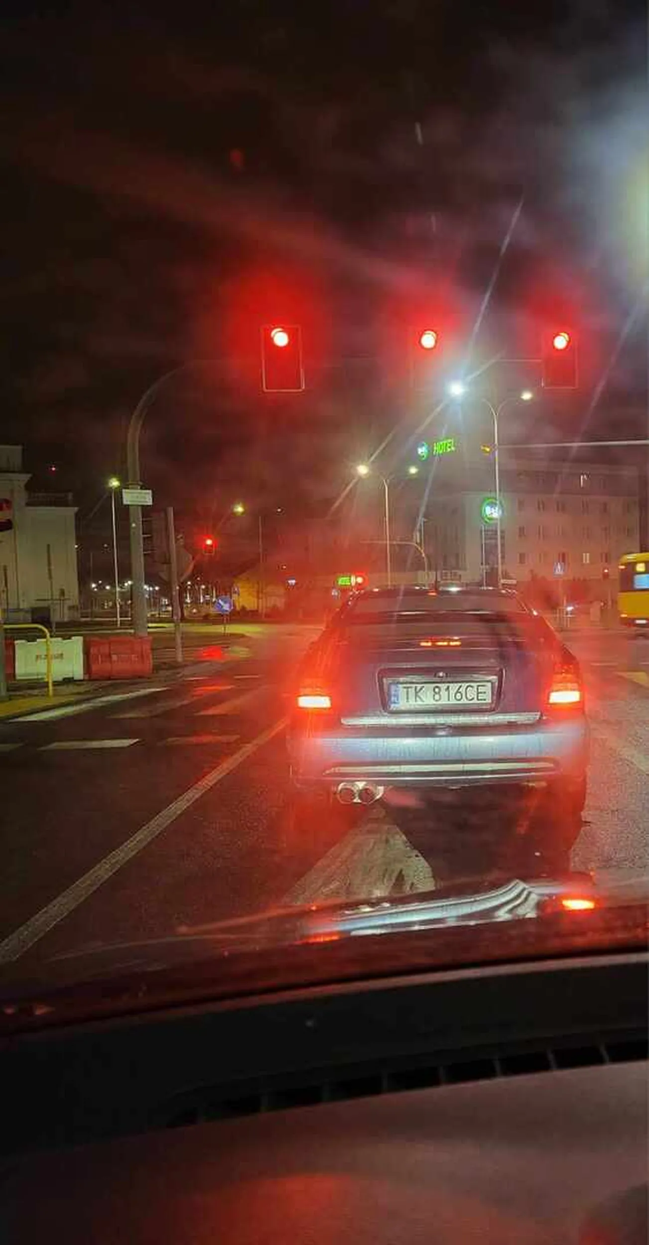 Tragedia to mało powiedziane. Takie osoby nie powinny poruszać się po drogach publicznych. Wprowadza chaos na drodze. Zmienia gwałtownie pasy ruchu, omijając samochody na centymetry. Wystarczyłoby lekkie hamowanie, bądź przyspieszenie któregoś z omijanych aut i tragedia gotowa. Dodatkowo auto po wiejskim tuningu, grat za 2 tysiące, a oczywiście spojler i dwie rury wydechowe muszą być. Głośniejszy niż ciągnik rolniczy, a sytuacja miała miejsce w godzinach wieczornych. DRAMAT! mam nagrany film z kamerki samochodowej, jednak niestety tutaj wstawić się go nie da. Trzeba zgłaszać takie sytuacje, bo przez takich kretynów cierpią niewinne osoby.