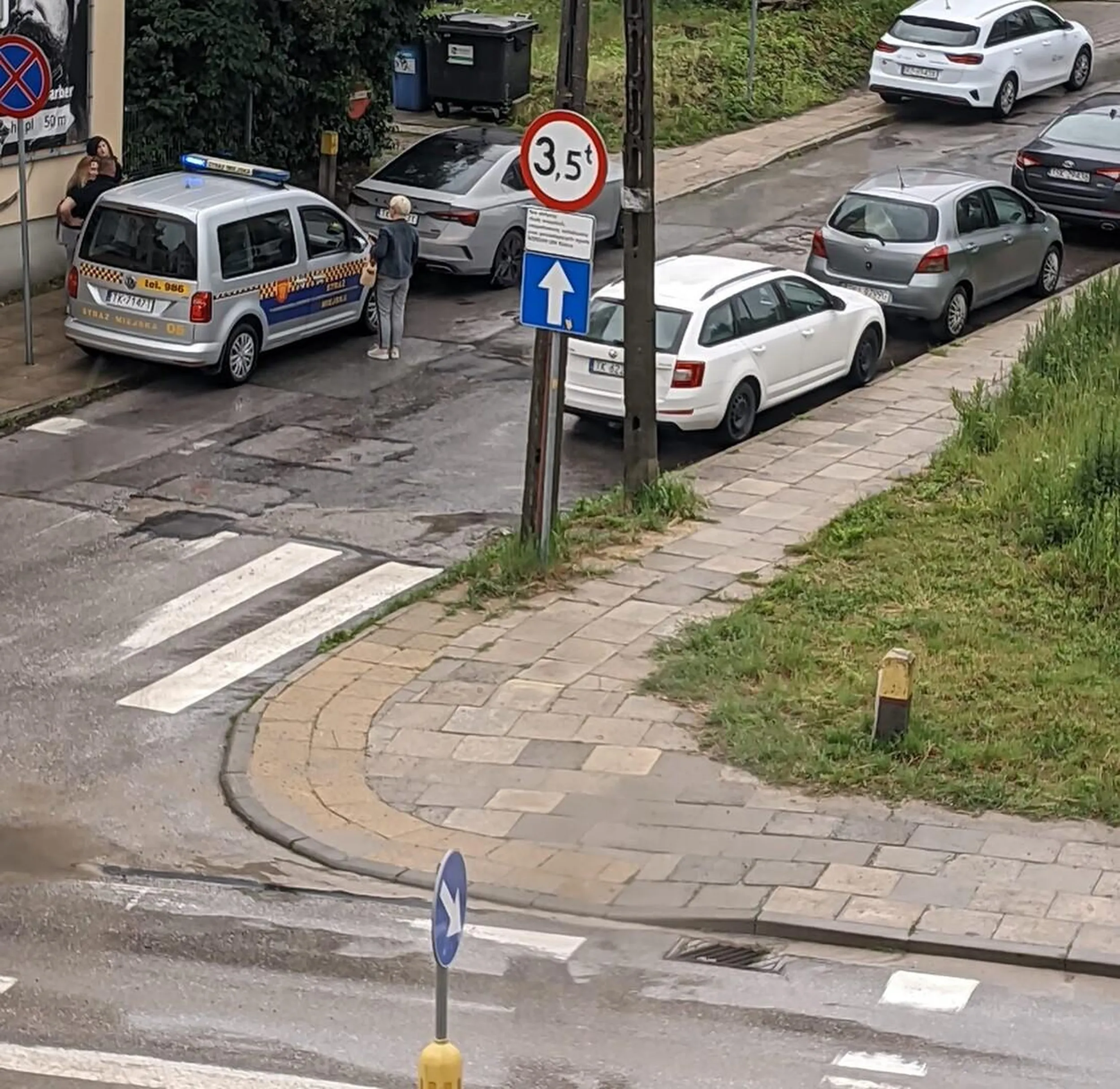 Uwaga, użytkownik notorycznie łamie przepisy ruchu drogowego! Narażanie na niebezpieczeństwo innych uczestników ruchu drogowego. Znak B36, zostawione mniej niż 10 metrów od przejścia dla pieszych.