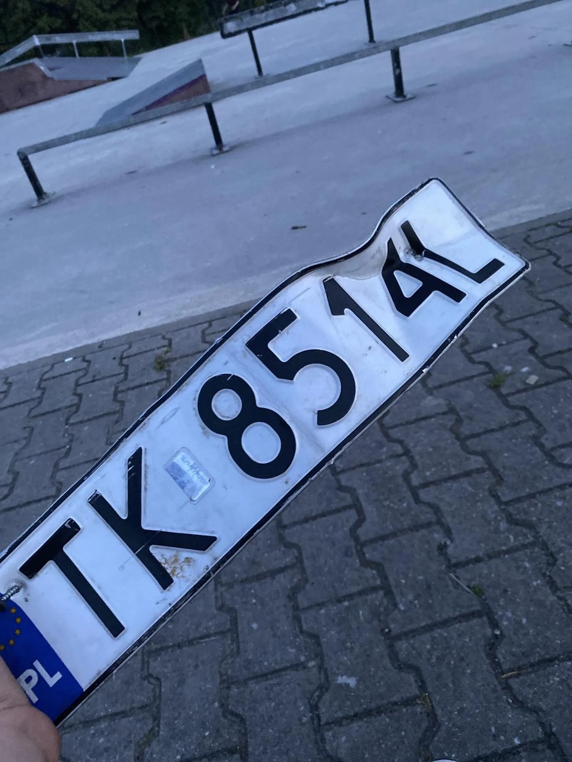 Chojowy kierowca zostawił blachy na skatepark