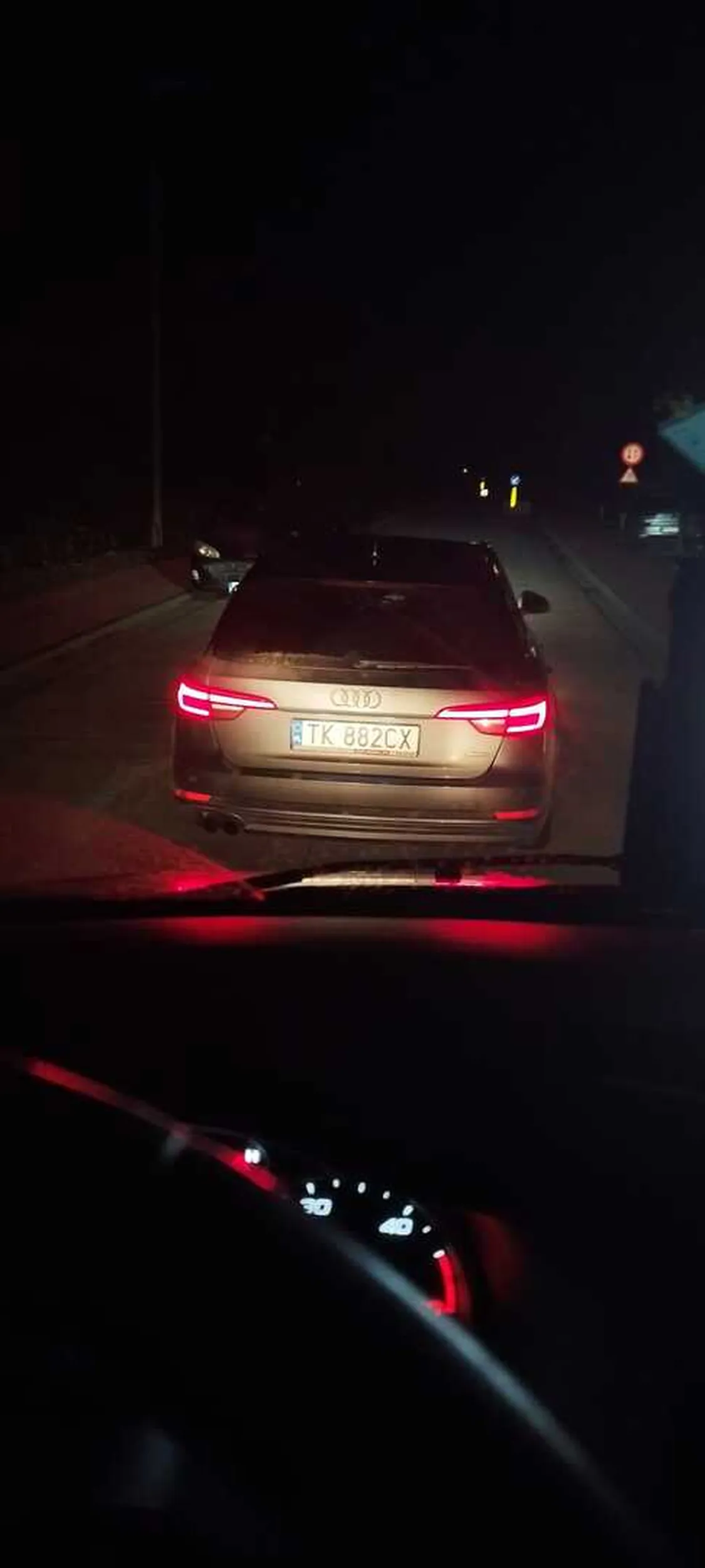 Gość robi kierowców w Belgii na tzw wysiadanie. Zatrzymuje auto na środku drogi jednokierunkowej, tak że kierowca dostawczaka nie ma jak wyminąć. W aucie kierowca się nie rusza. Trabisz, nic się nie dzieje. Zrobione zdjęcie, to nagle z krzaków wyskakuje drugi typ. Próbują okradać. UWAGA!!!!!!!!