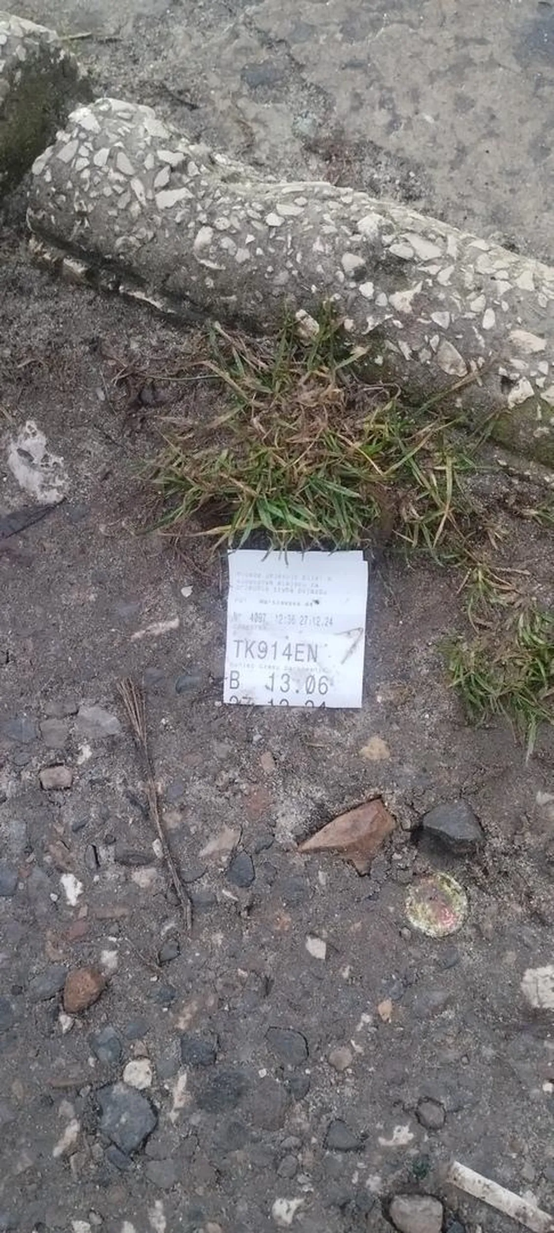 Czemu wyrzucasz śmieci na podłogę