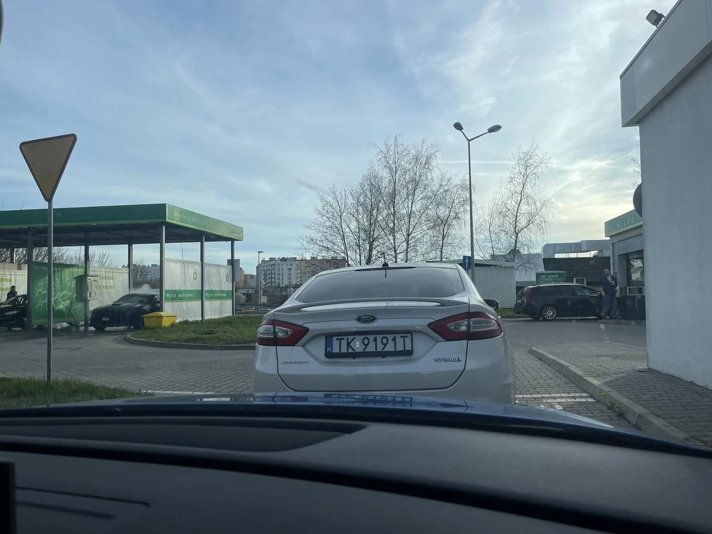 Gość parkuje na dojeździe do myjni, wolne stanowiska, parkuje i jeszcze z „ryjem” wyskakuje żeby cofać i objeżdżać drugą stroną XDDDDDD co za ameba umysłowa