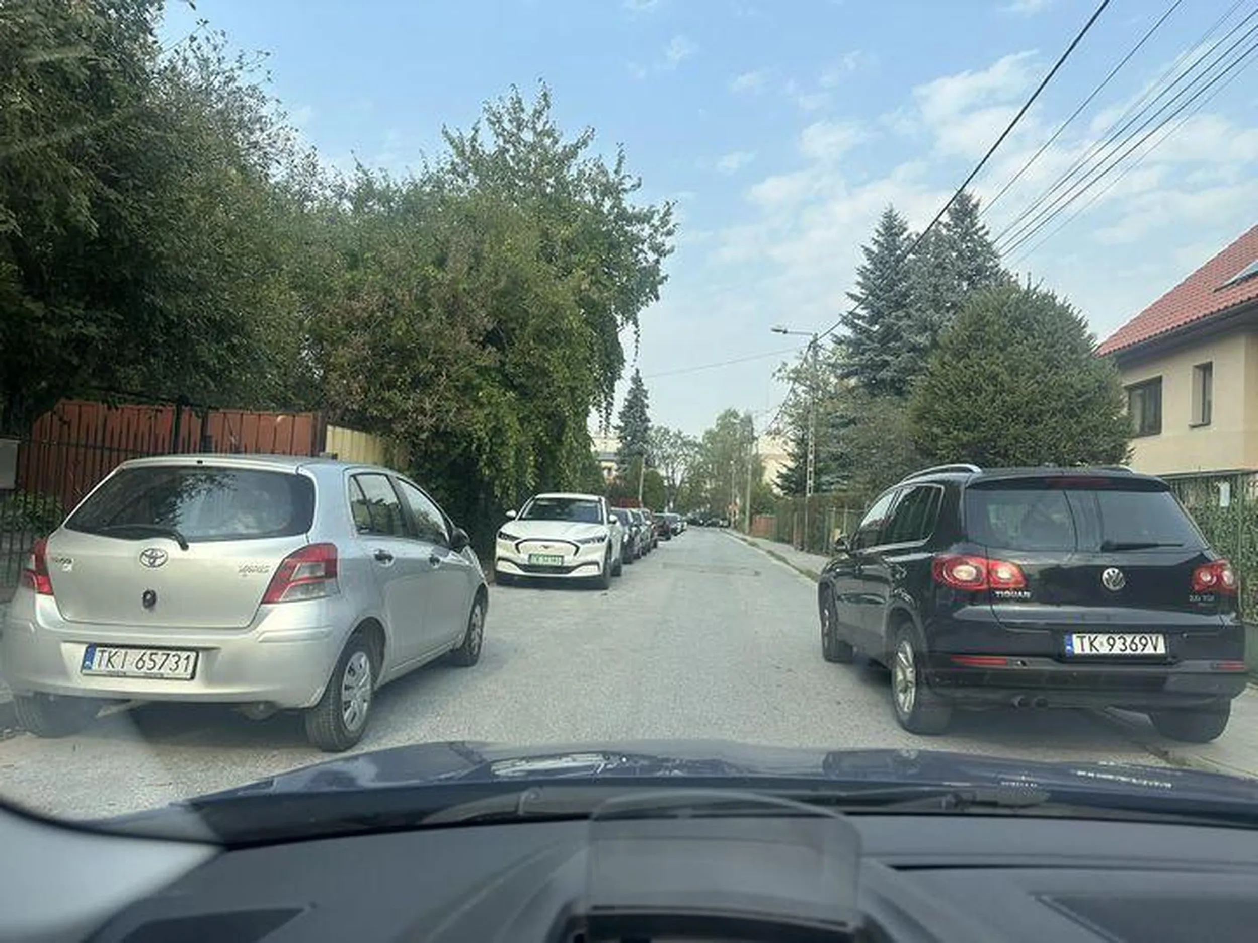 Typ blokujący drogę i przejazd samochodów. Nie po raz pierwszy zresztą.